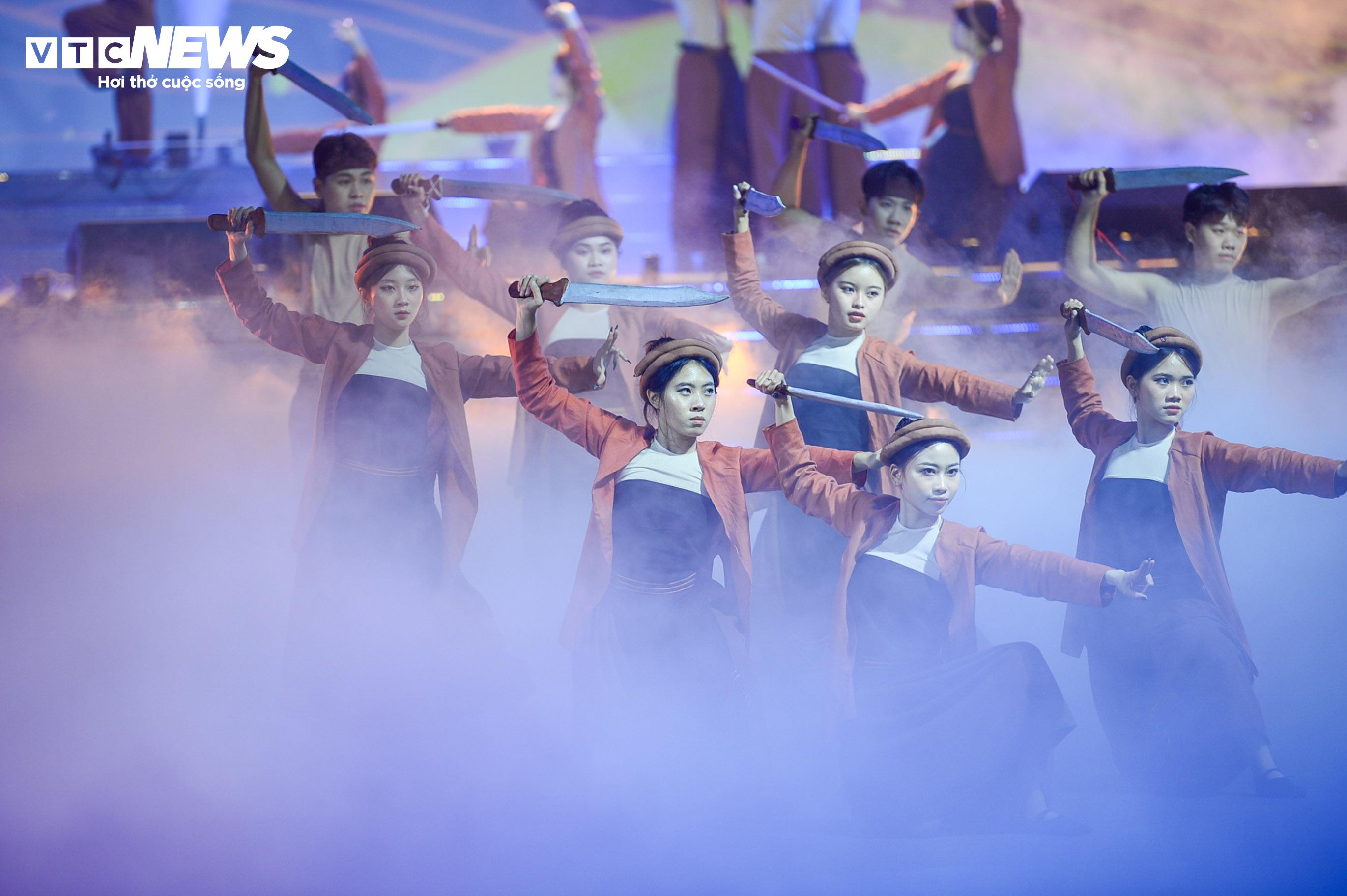 Đền Hai Bà Trưng rực sáng trong đêm với màn trình diễn nghệ thuật ánh sáng 3D - 17