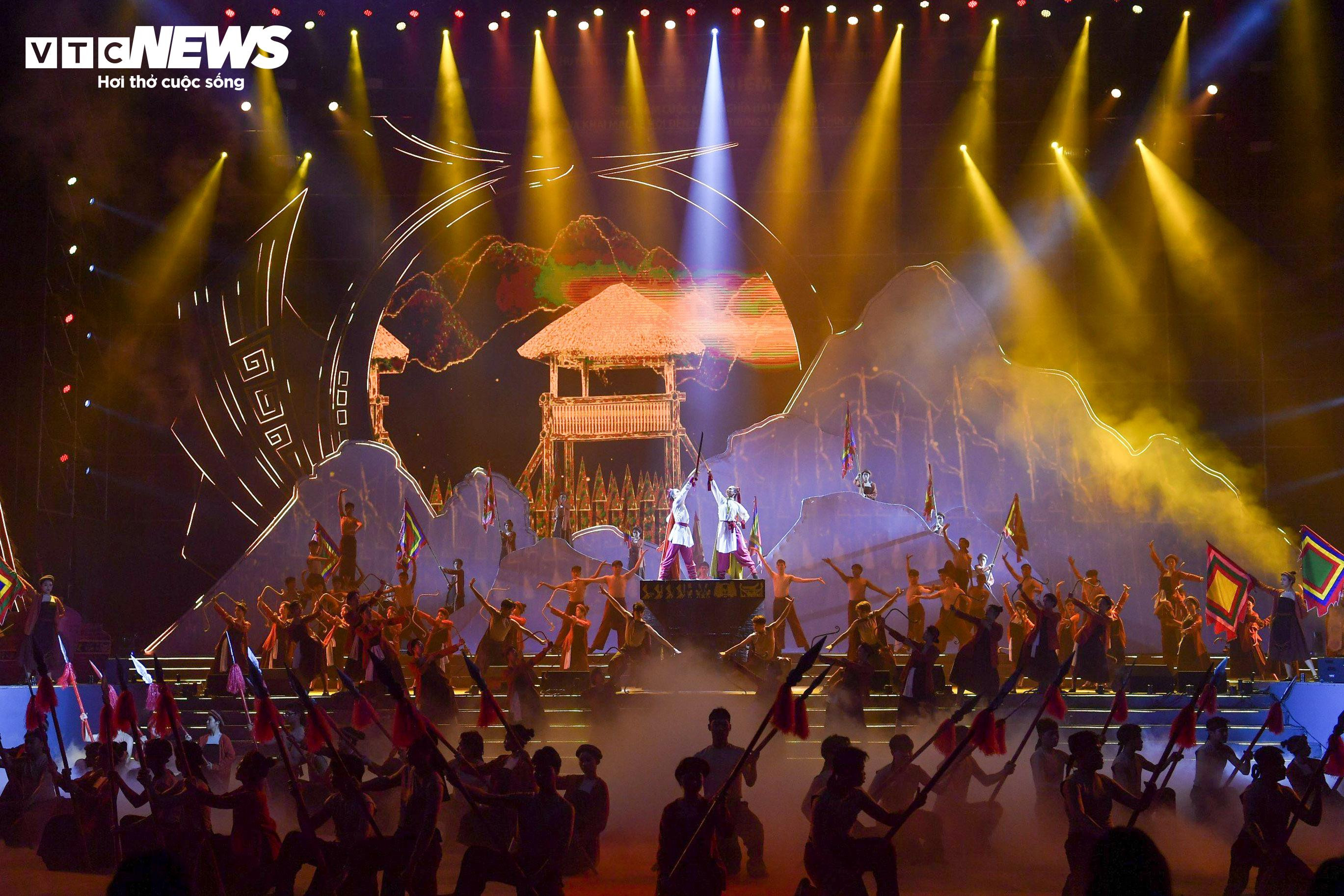 Đền Hai Bà Trưng rực sáng trong đêm với màn trình diễn nghệ thuật ánh sáng 3D - 7