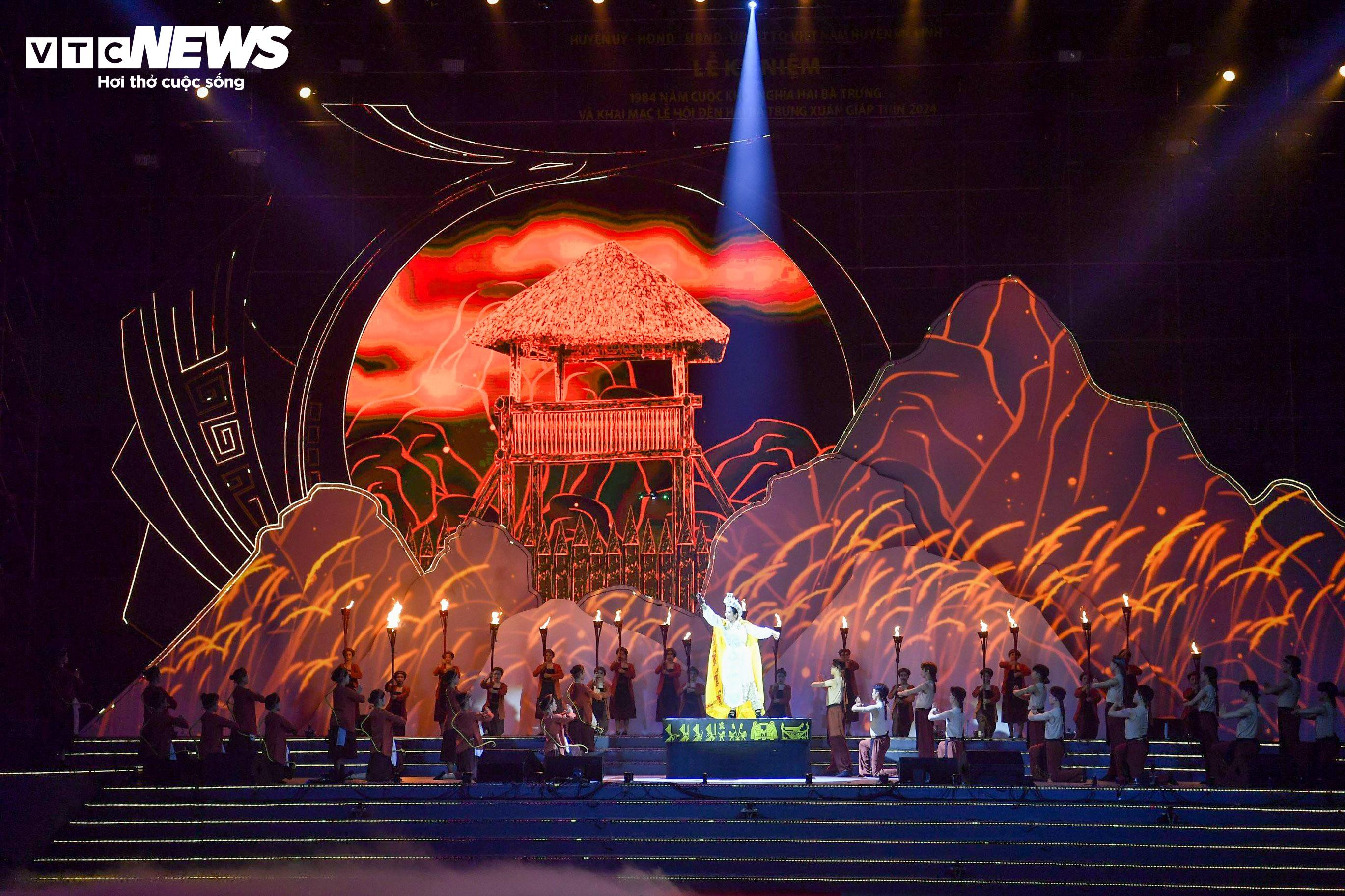 Đền Hai Bà Trưng rực sáng trong đêm với màn trình diễn nghệ thuật ánh sáng 3D - 6