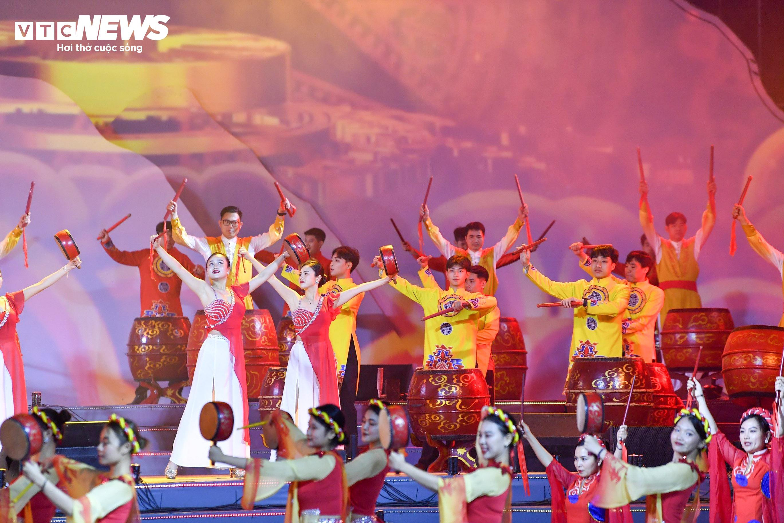 Đền Hai Bà Trưng rực sáng trong đêm với màn trình diễn nghệ thuật ánh sáng 3D - 9