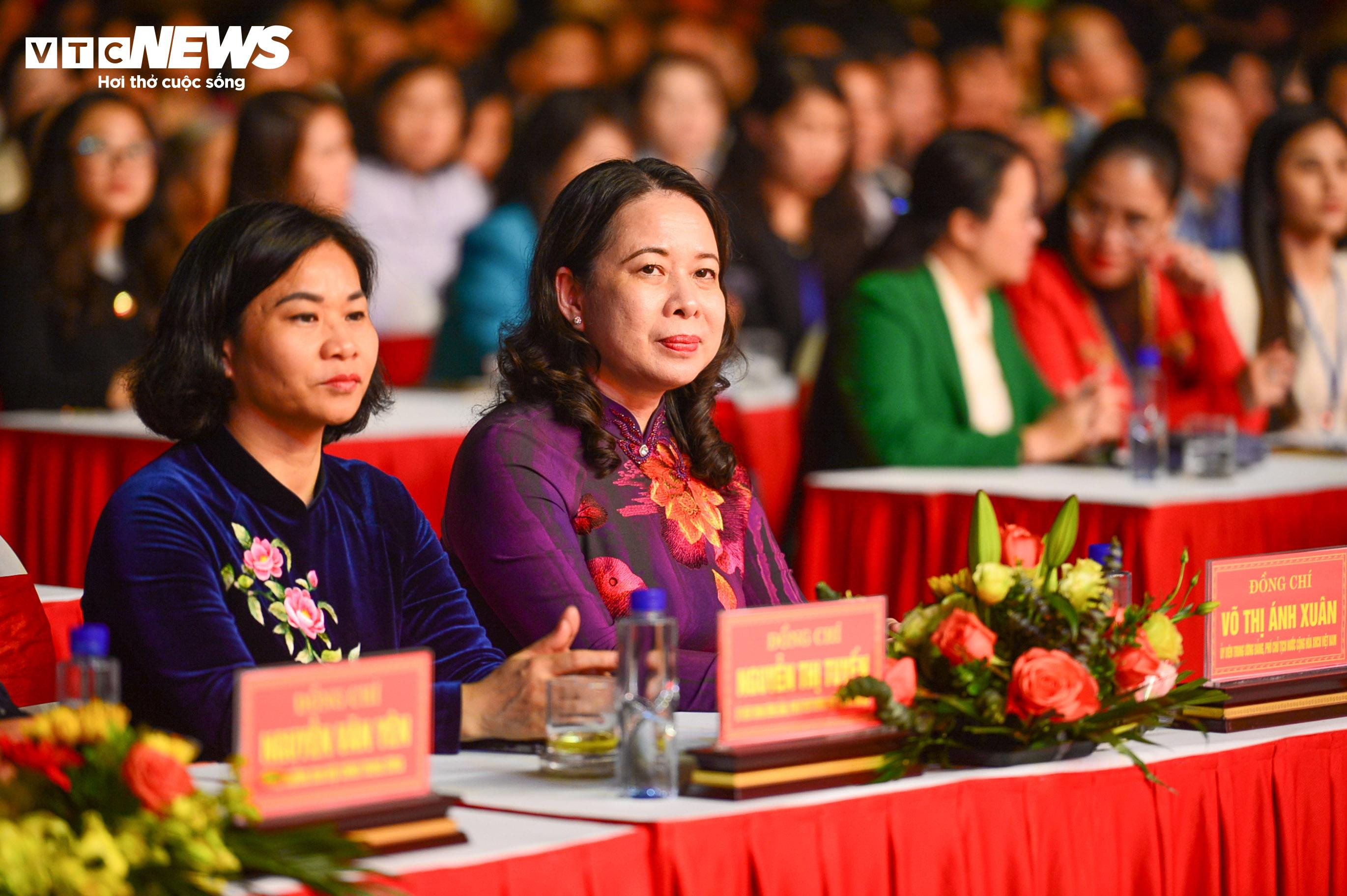 Đền Hai Bà Trưng rực sáng trong đêm với màn trình diễn nghệ thuật ánh sáng 3D - 3