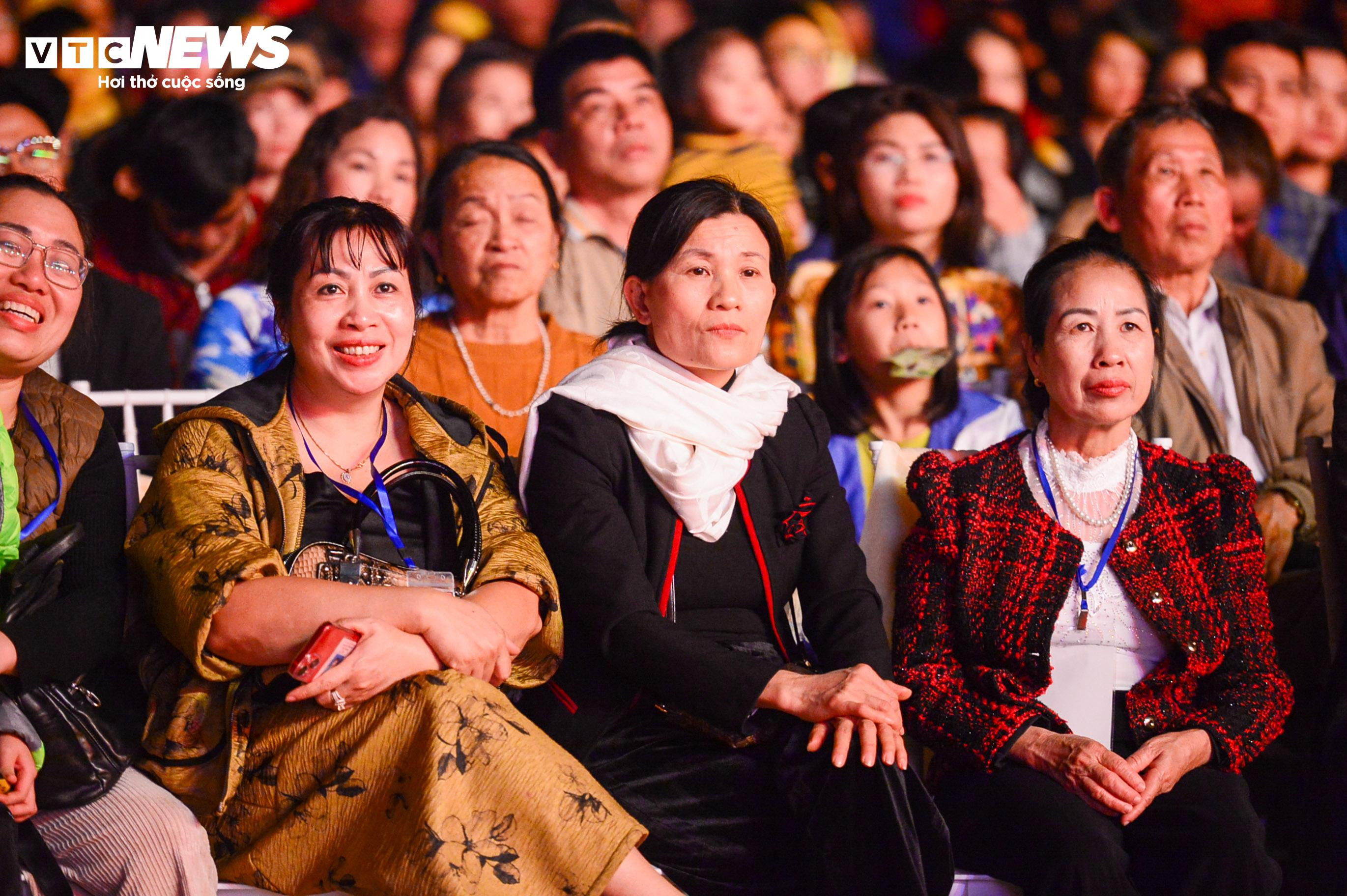 Đền Hai Bà Trưng rực sáng trong đêm với màn trình diễn nghệ thuật ánh sáng 3D - 13