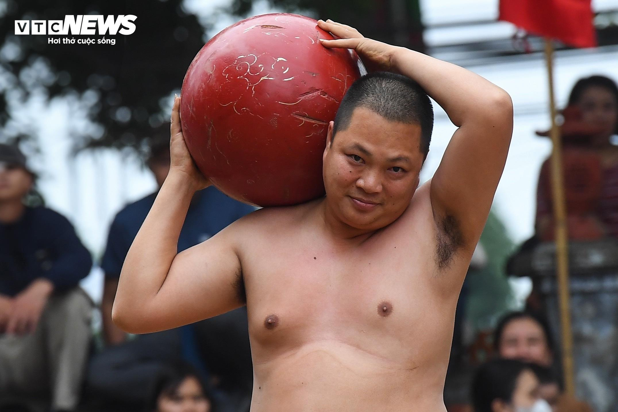 Trai làng đua nhau vật cầu nặng 20 kg, hàng nghìn người cổ vũ - 12