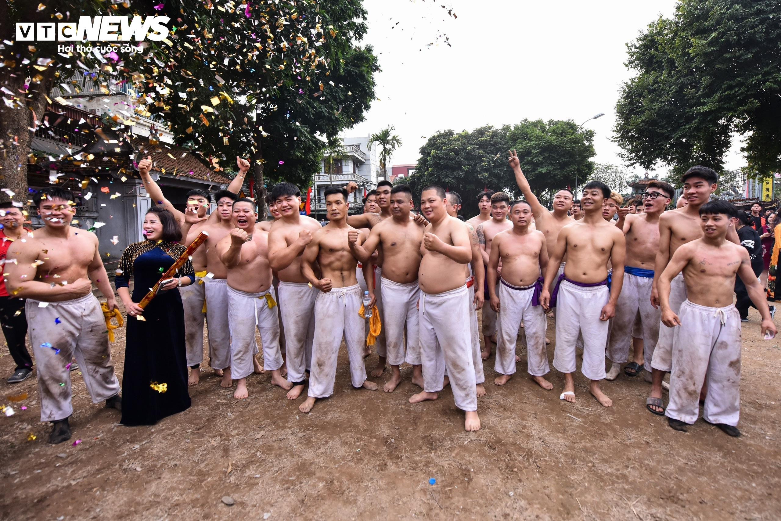 Trai làng đua nhau vật cầu nặng 20 kg, hàng nghìn người cổ vũ - 11