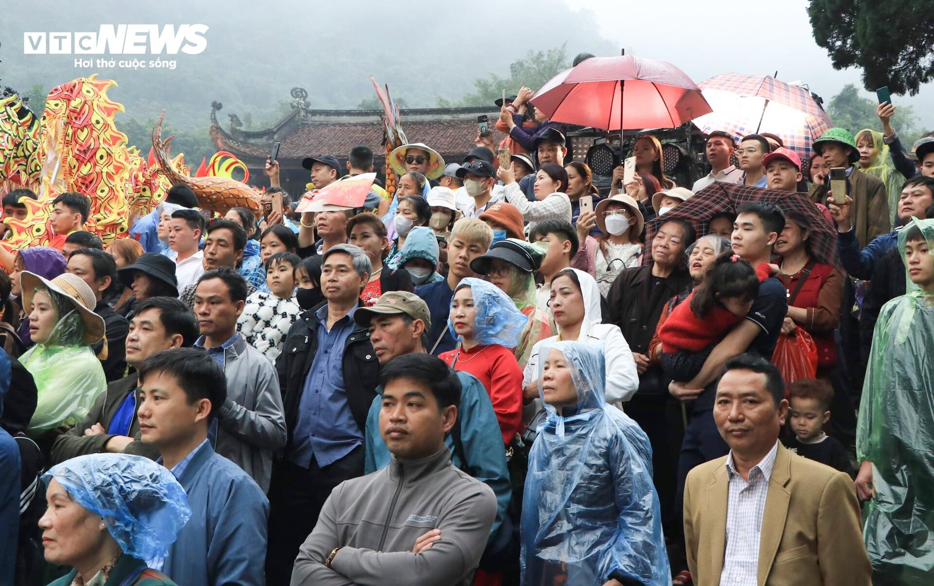 Khách hành hương đội mưa 'hứng lộc' trong ngày khai hội chùa Hương - 5