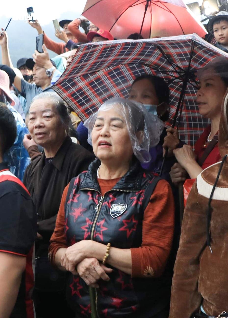 Khách hành hương đội mưa 'hứng lộc' trong ngày khai hội chùa Hương - 4