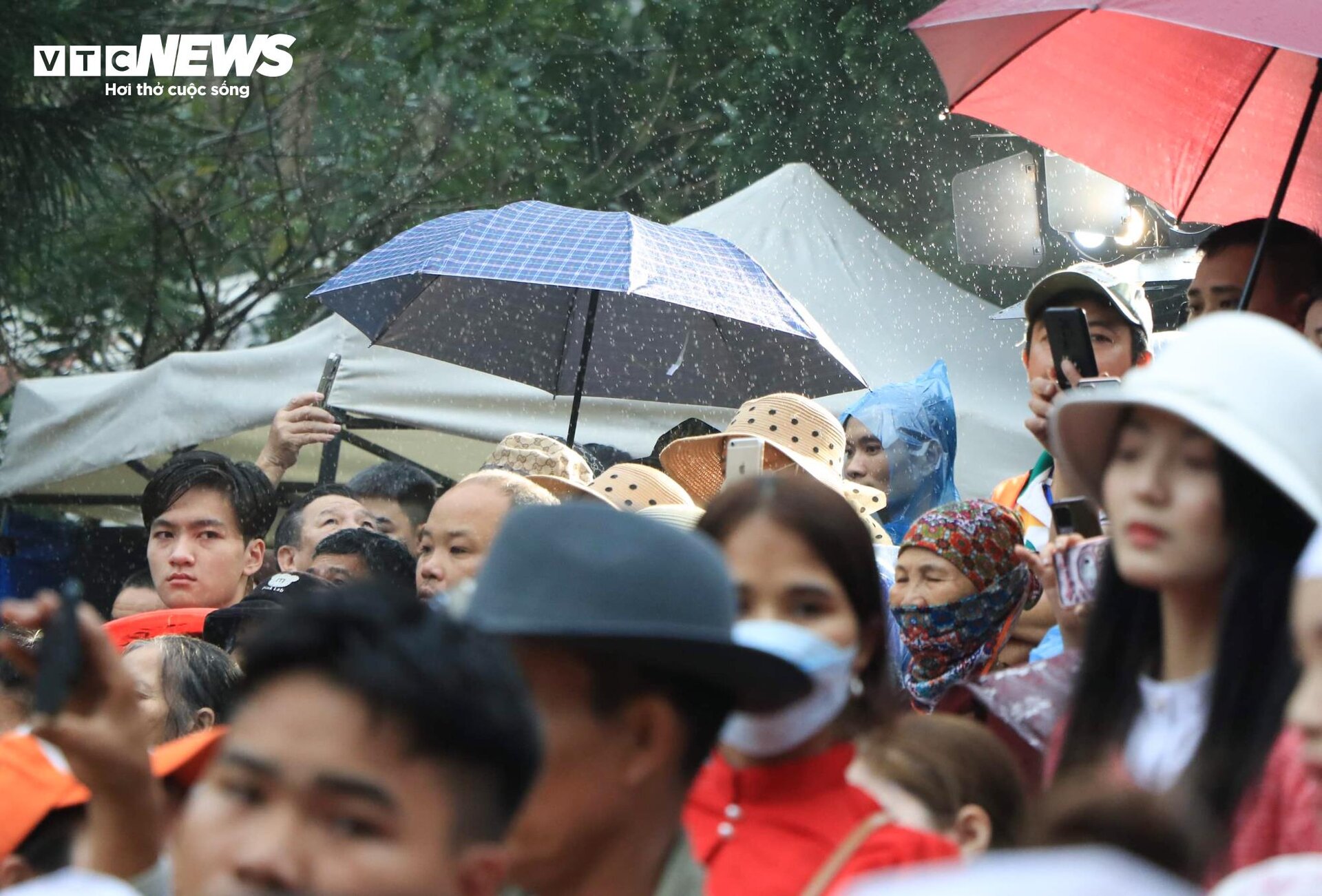Khách hành hương đội mưa 'hứng lộc' trong ngày khai hội chùa Hương - 2