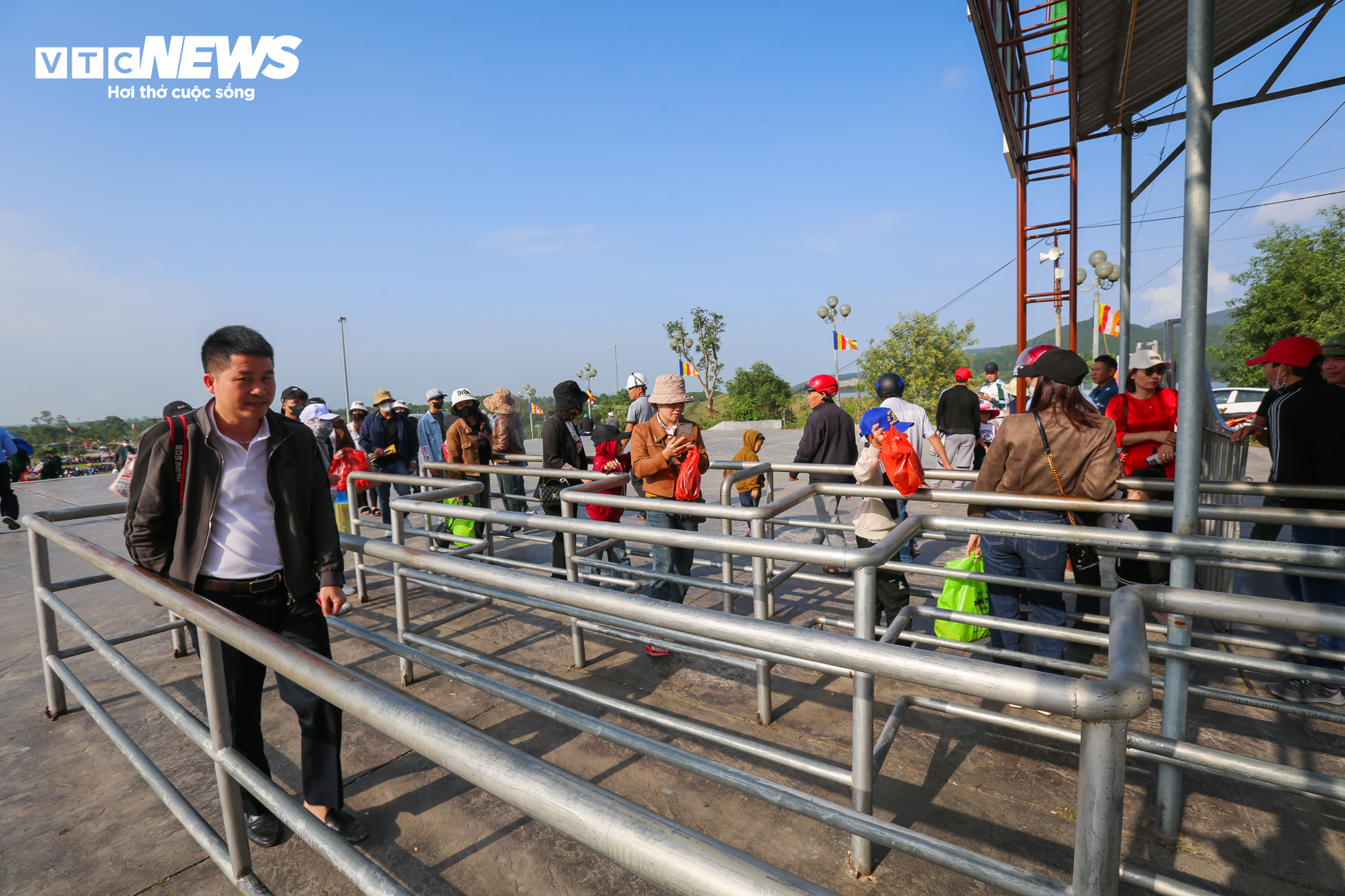 Hàng nghìn người chen chúc lên chùa Hương Tích trẩy hội đầu năm - 8