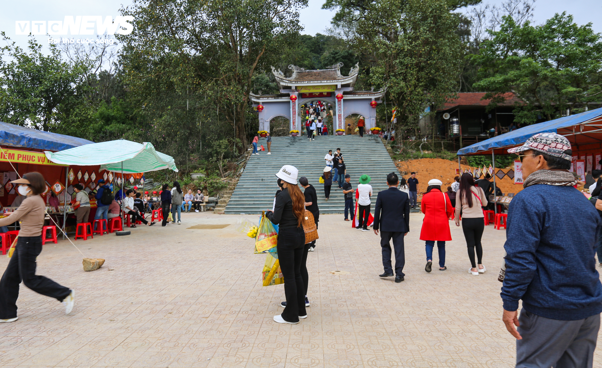 Hàng nghìn người chen chúc lên chùa Hương Tích trẩy hội đầu năm - 2