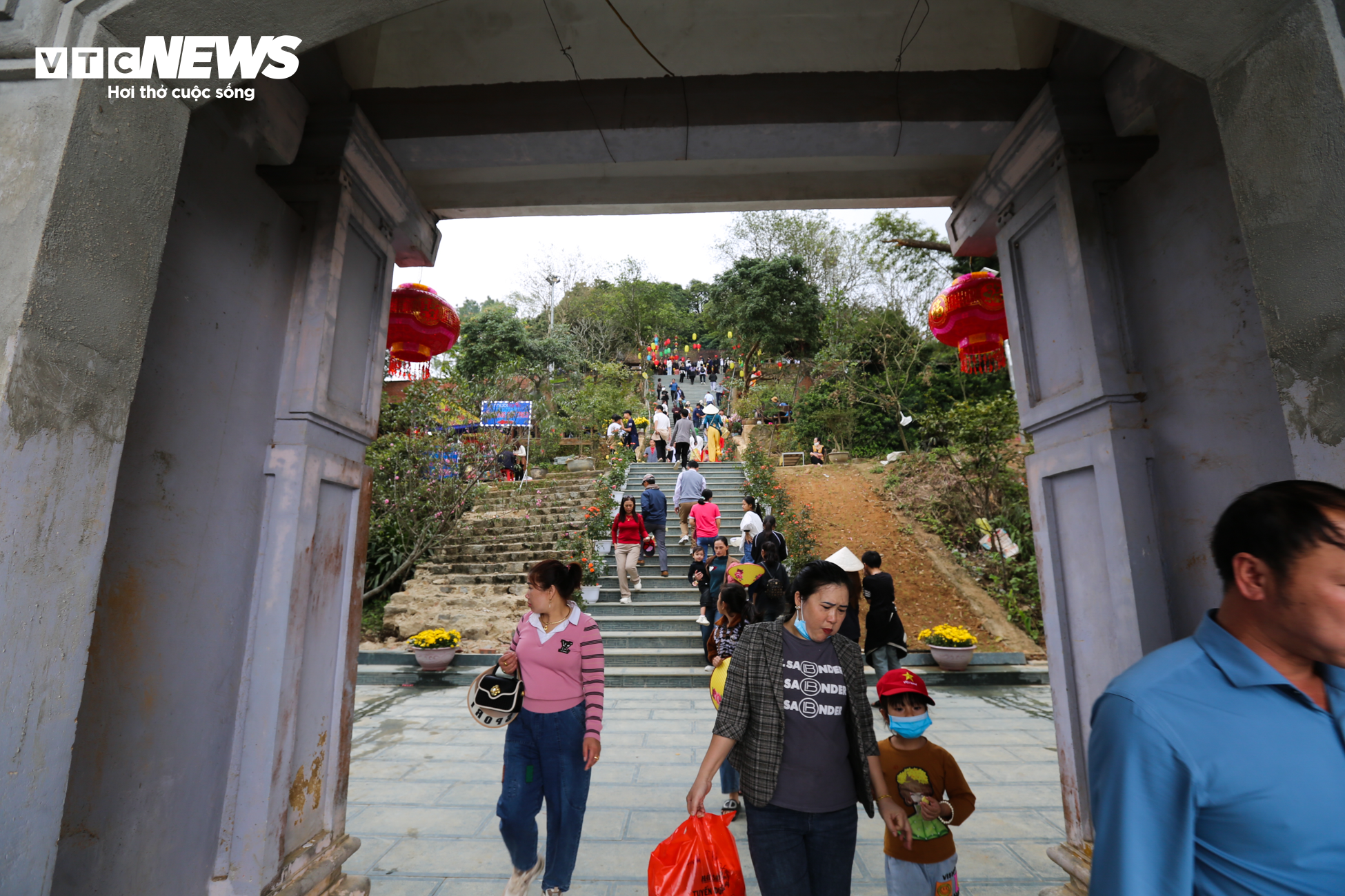 Hàng nghìn người chen chúc lên chùa Hương Tích trẩy hội đầu năm - 20