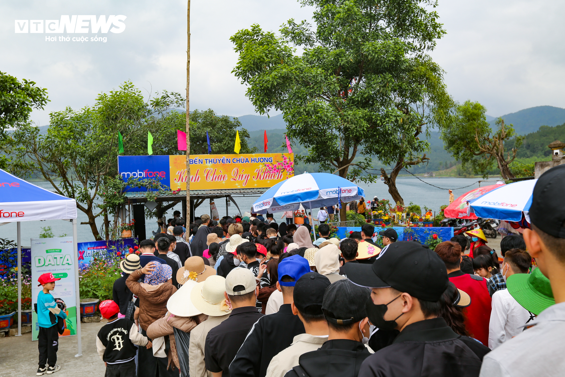 Hàng nghìn người chen chúc lên chùa Hương Tích trẩy hội đầu năm - 9