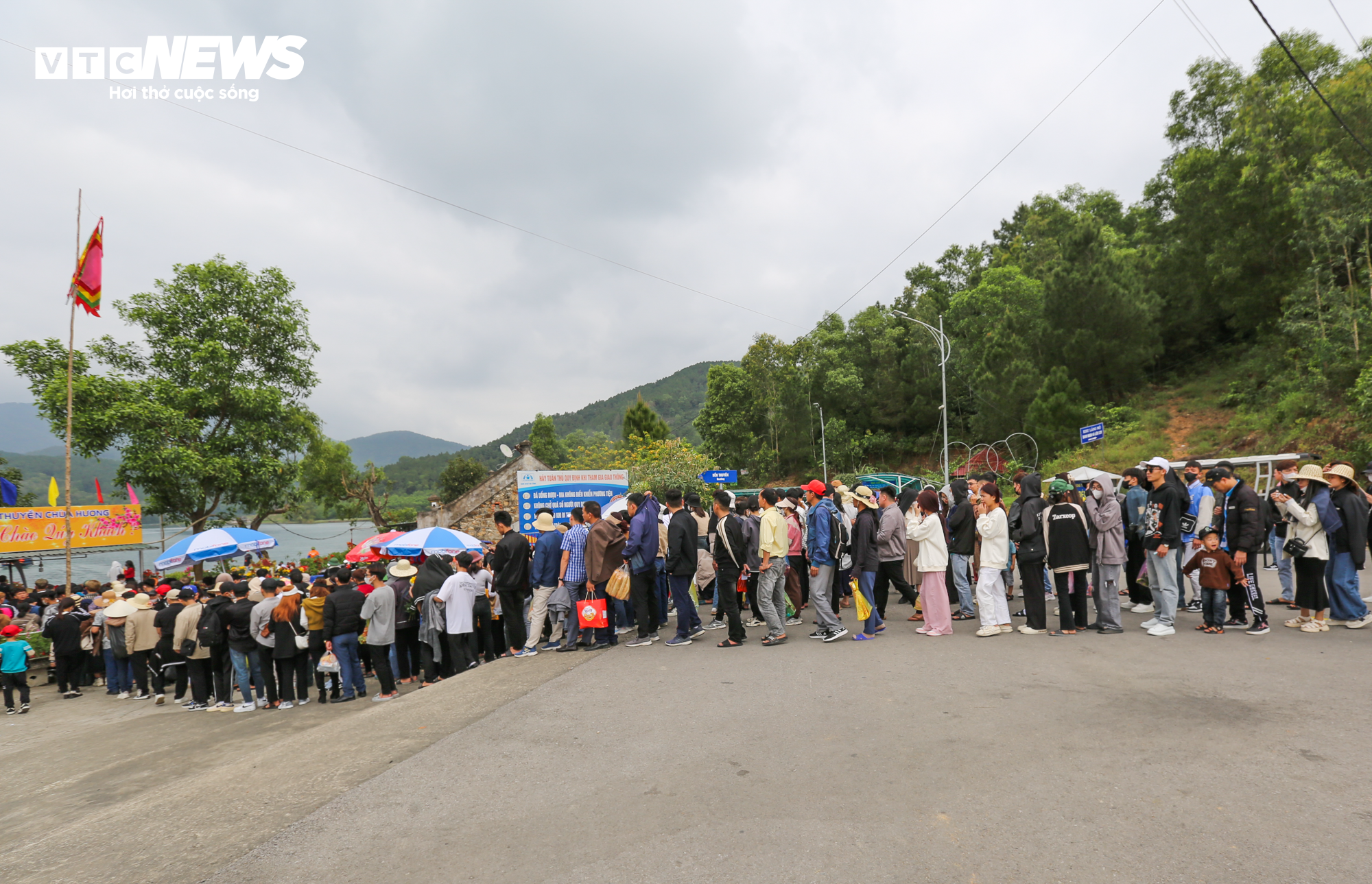 Hàng nghìn người chen chúc lên chùa Hương Tích trẩy hội đầu năm - 11