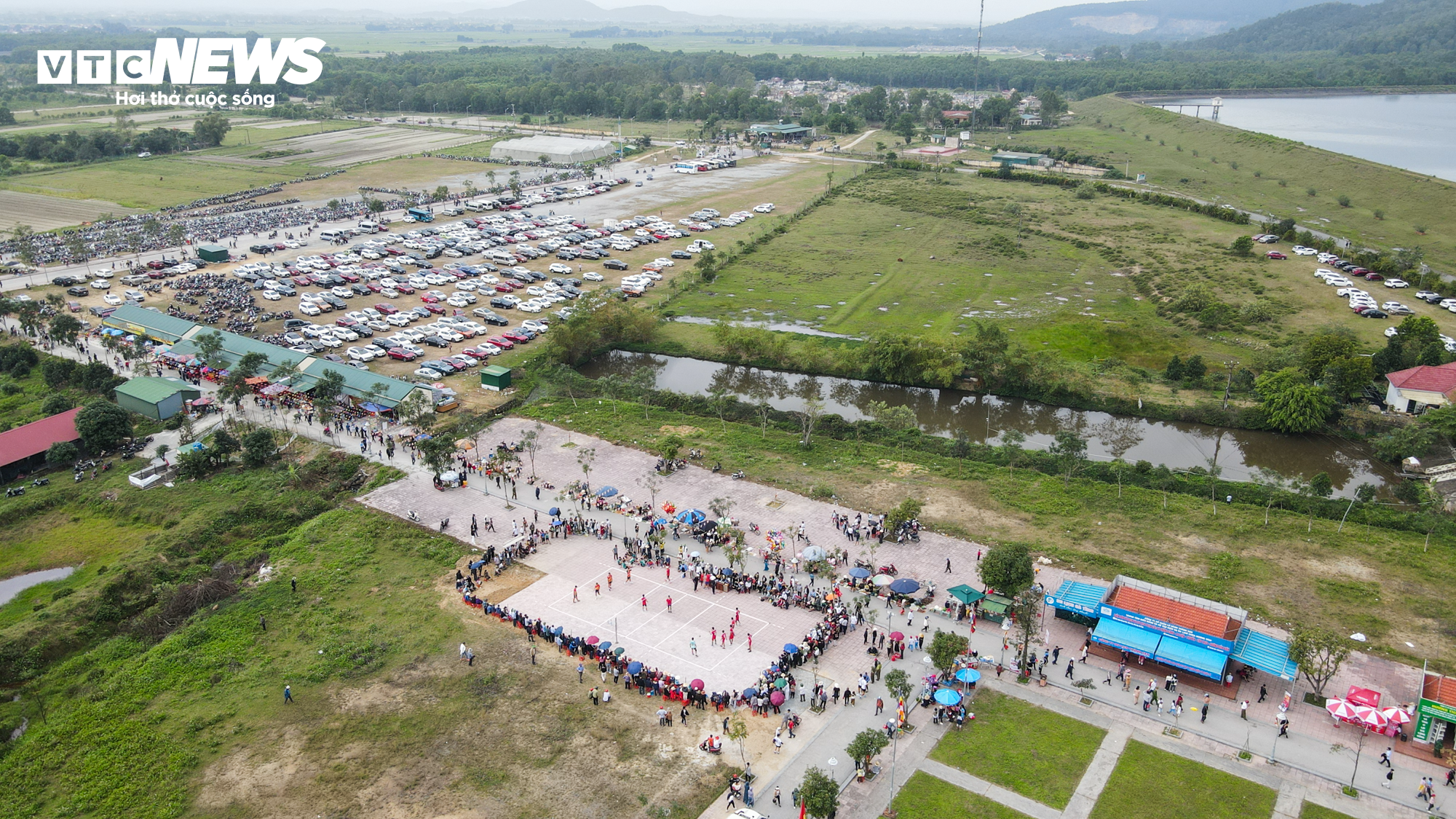 Hàng nghìn người chen chúc lên chùa Hương Tích trẩy hội đầu năm - 1