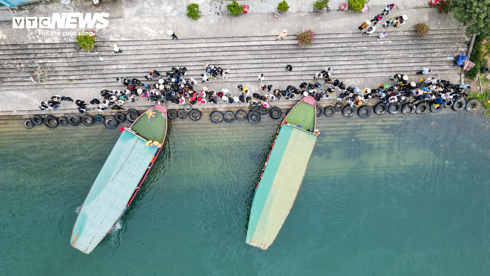 Hàng nghìn người chen chúc lên chùa Hương Tích trẩy hội đầu năm - 3