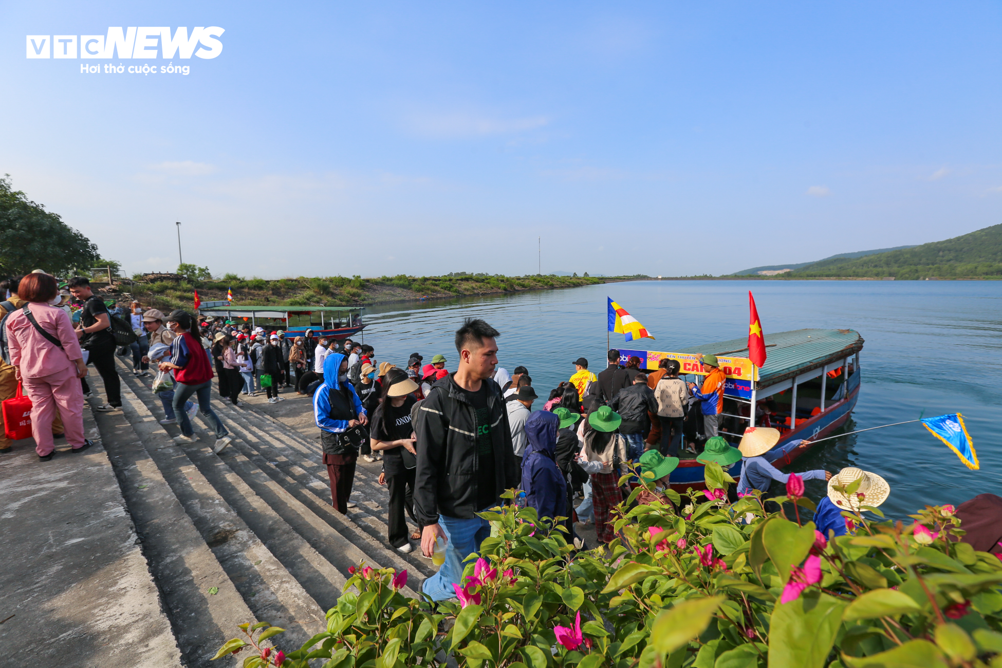 Hàng nghìn người chen chúc lên chùa Hương Tích trẩy hội đầu năm - 6