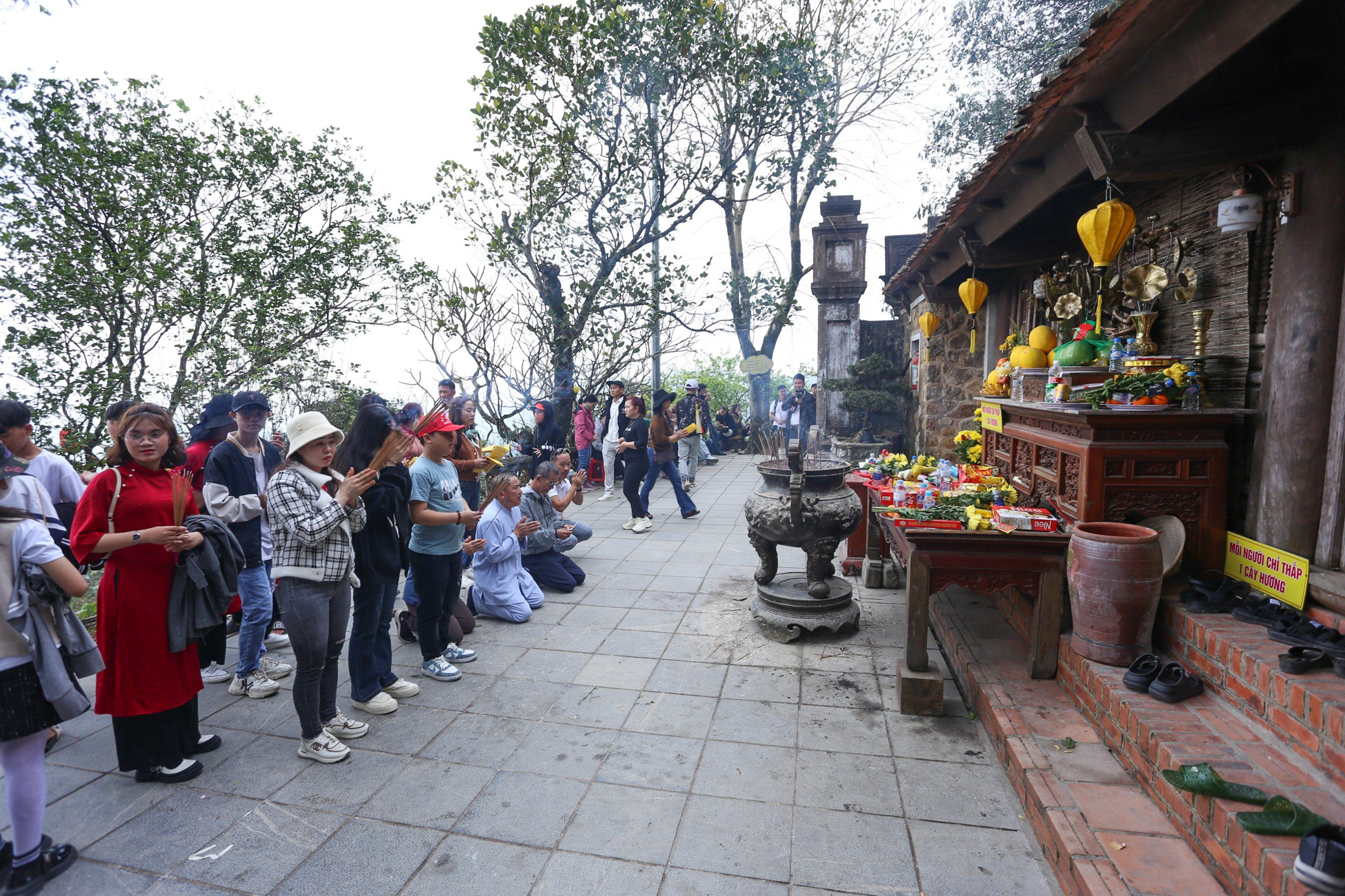 Hàng nghìn người chen chúc lên chùa Hương Tích trẩy hội đầu năm - 16