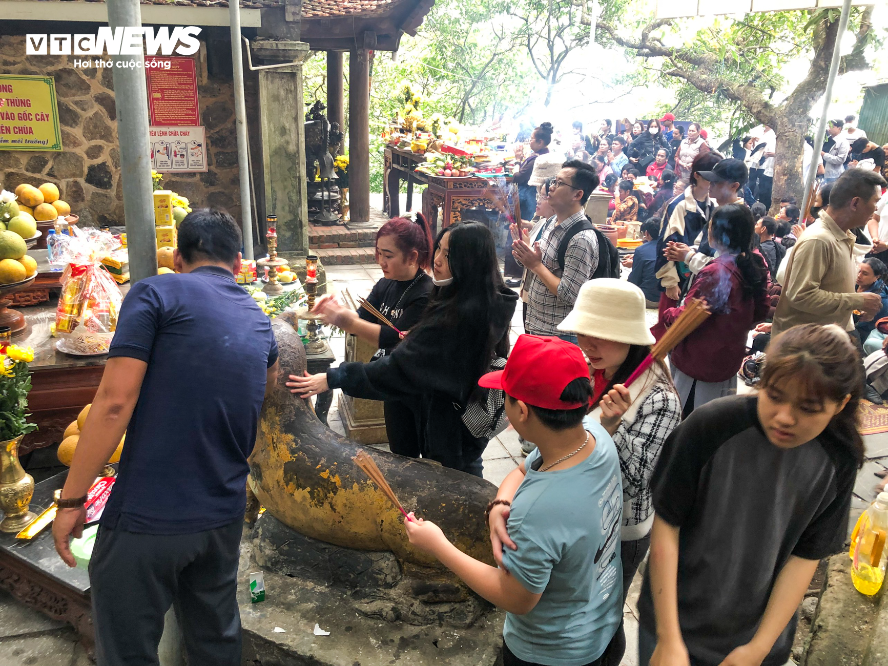 Hàng nghìn người chen chúc lên chùa Hương Tích trẩy hội đầu năm - 18