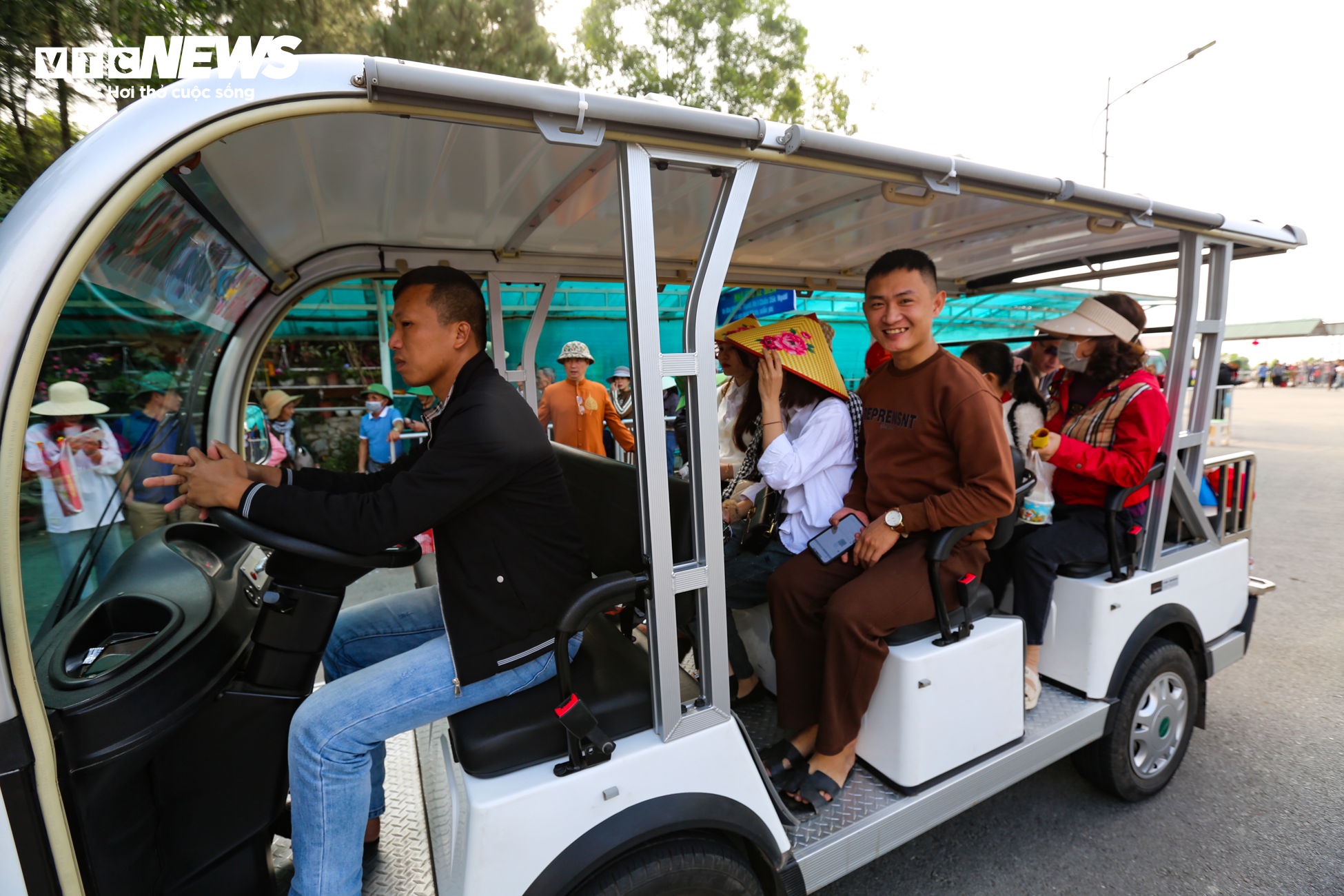 Hàng nghìn người chen chúc lên chùa Hương Tích trẩy hội đầu năm - 4