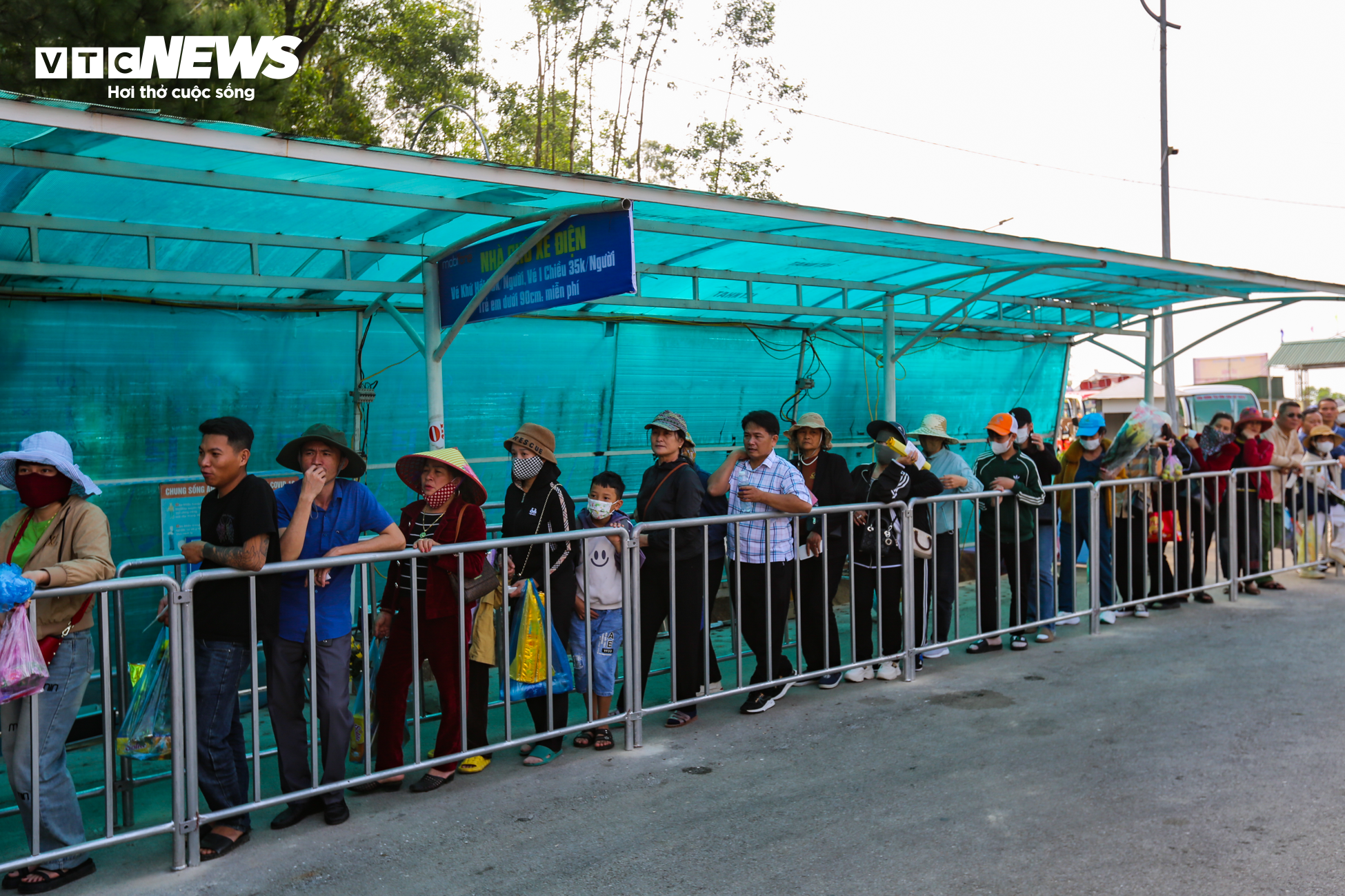 Hàng nghìn người chen chúc lên chùa Hương Tích trẩy hội đầu năm - 7