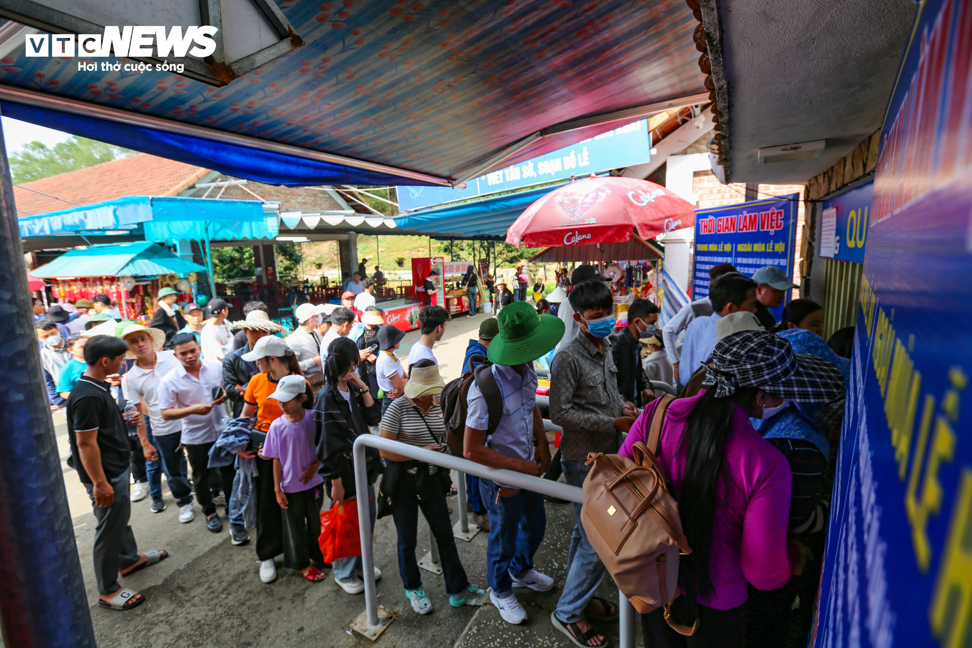 Hàng nghìn người chen chúc lên chùa Hương Tích trẩy hội đầu năm - 10