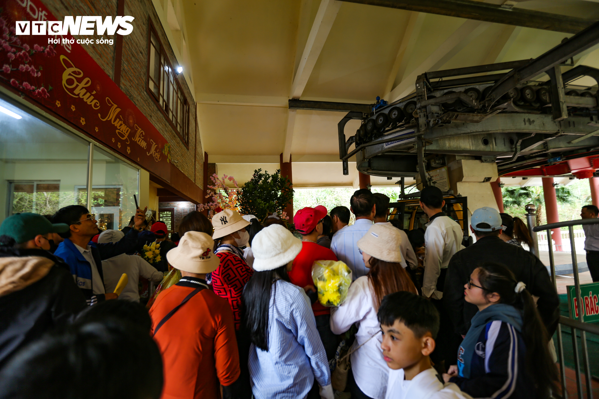 Hàng nghìn người chen chúc lên chùa Hương Tích trẩy hội đầu năm - 12