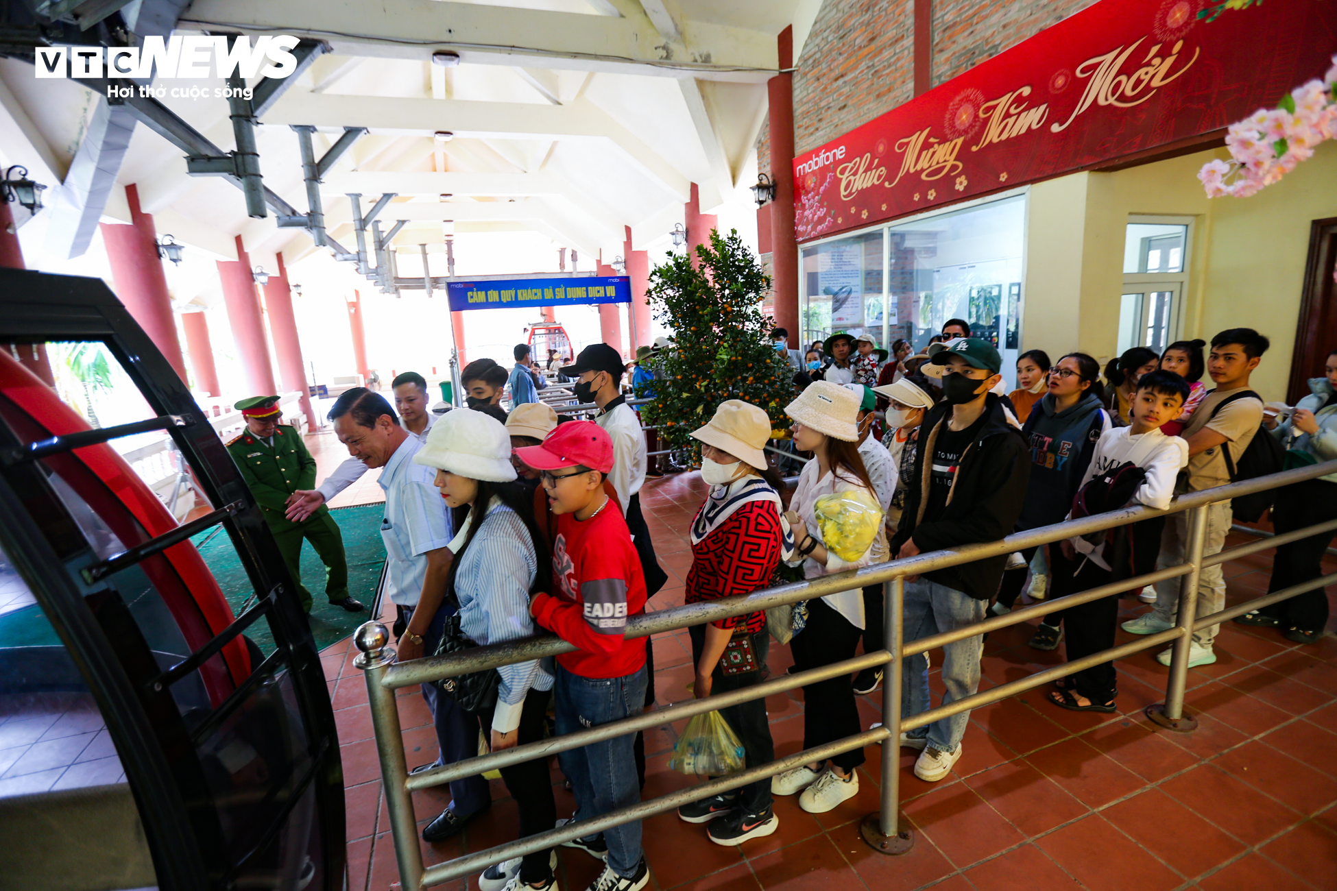 Hàng nghìn người chen chúc lên chùa Hương Tích trẩy hội đầu năm - 13