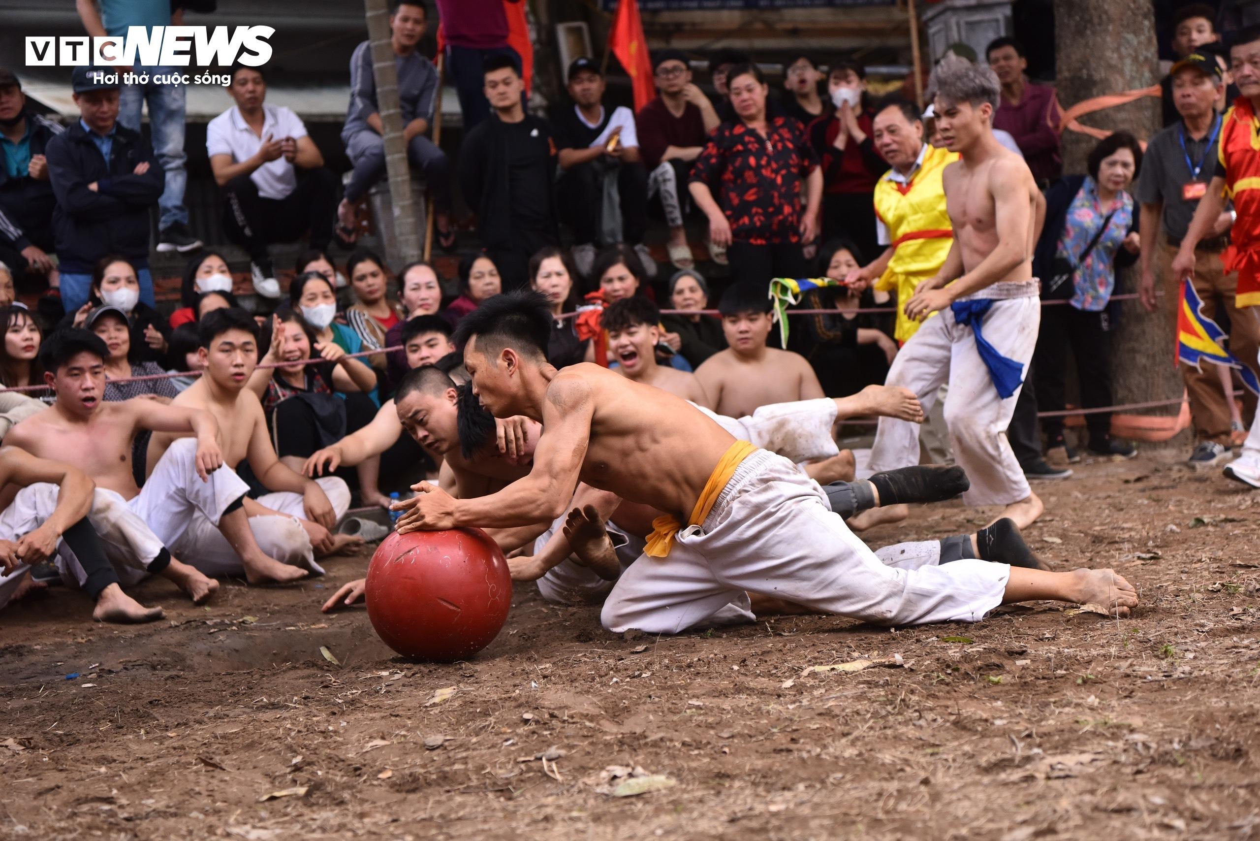 Trai làng đua nhau vật cầu nặng 20 kg, hàng nghìn người cổ vũ - 13