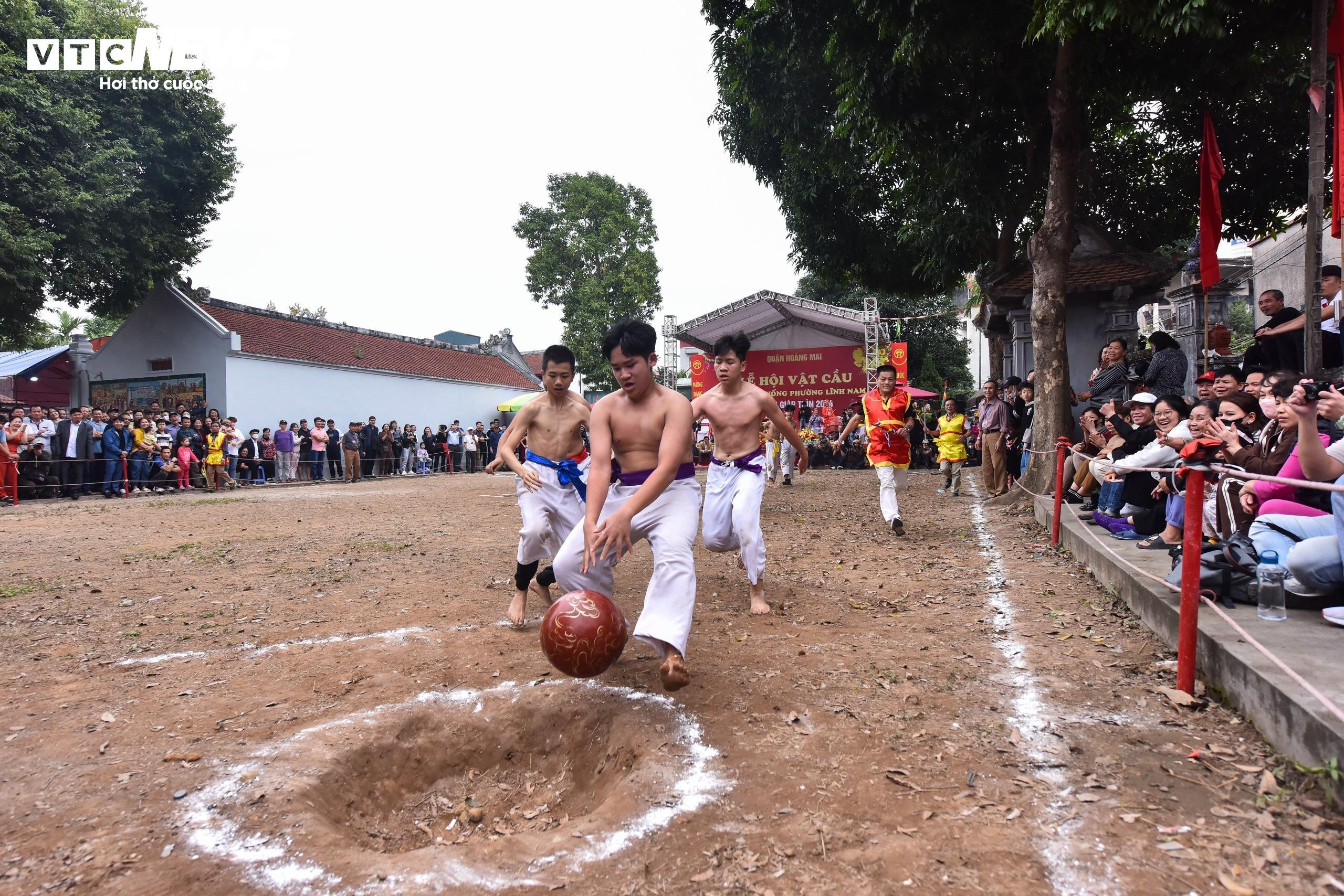 Trai làng đua nhau vật cầu nặng 20 kg, hàng nghìn người cổ vũ - 9