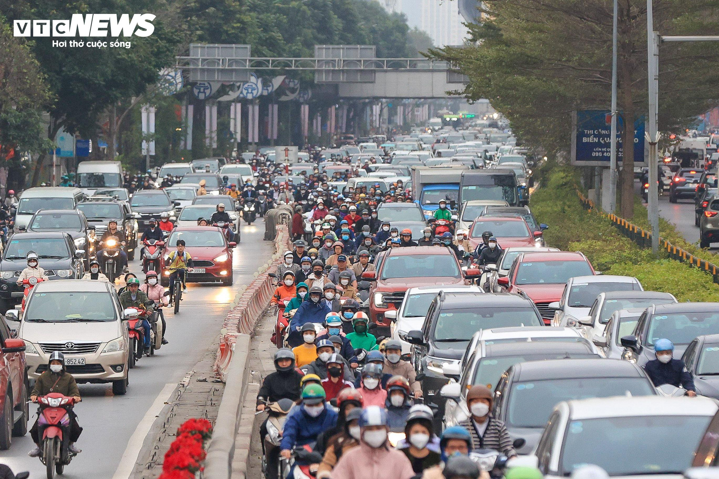 Dòng xe cộ ken đặc phố phường Hà Nội ngày đầu đi làm sau kỳ nghỉ Tết - 2