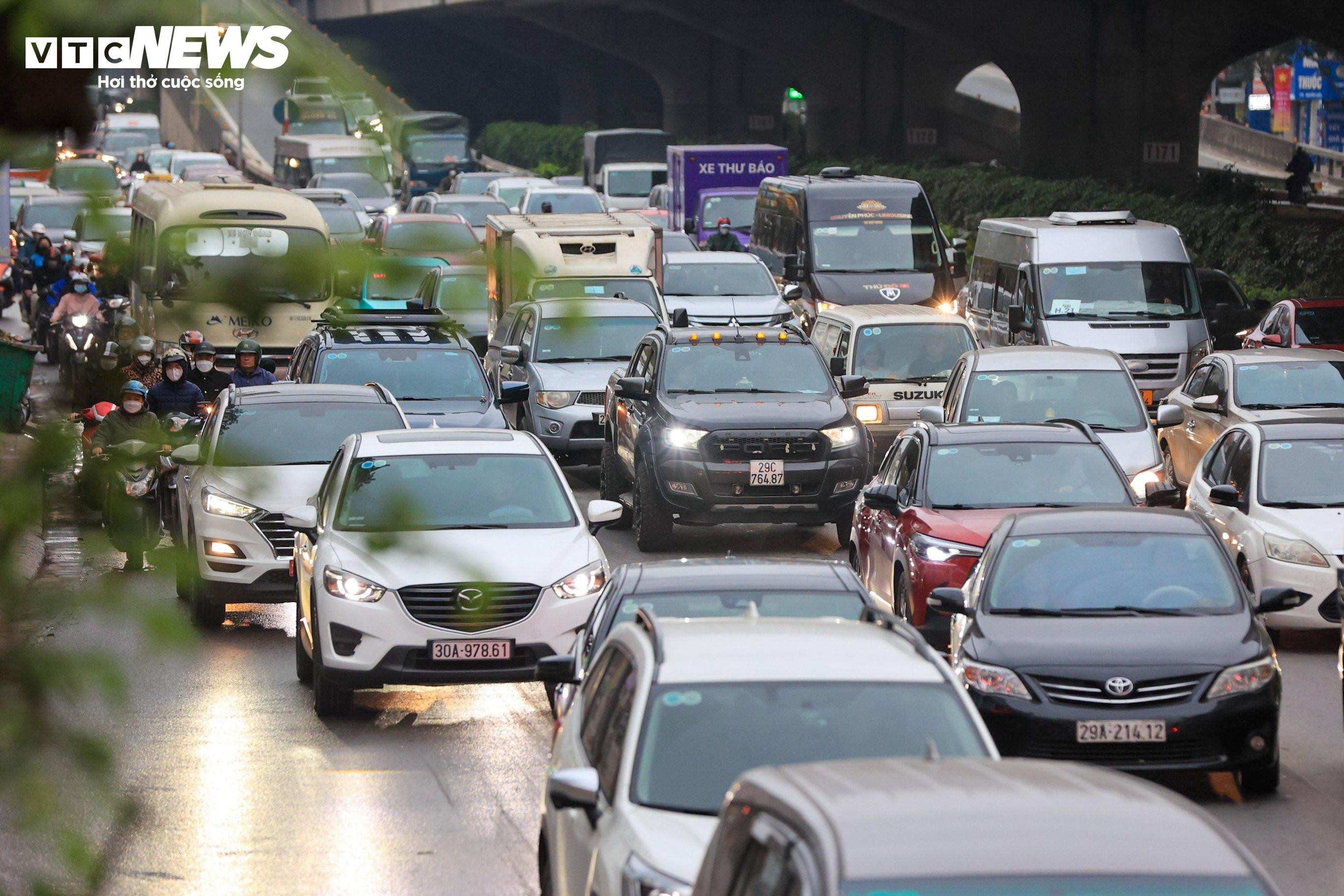 Dòng xe cộ ken đặc phố phường Hà Nội ngày đầu đi làm sau kỳ nghỉ Tết - 5