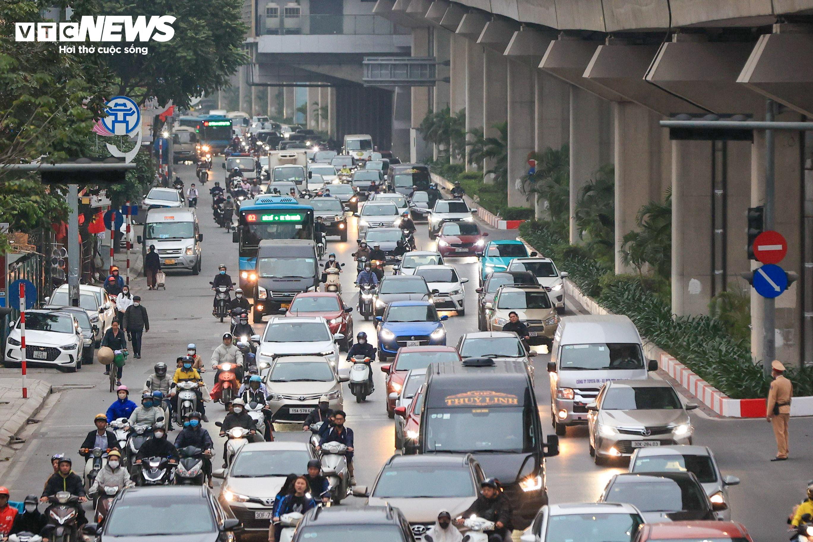Dòng xe cộ ken đặc phố phường Hà Nội ngày đầu đi làm sau kỳ nghỉ Tết - 10