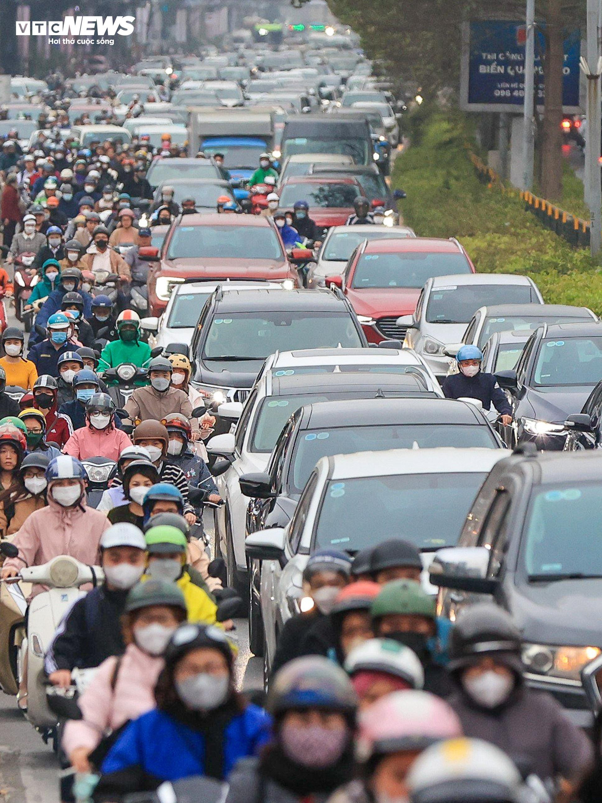 Dòng xe cộ ken đặc phố phường Hà Nội ngày đầu đi làm sau kỳ nghỉ Tết - 3