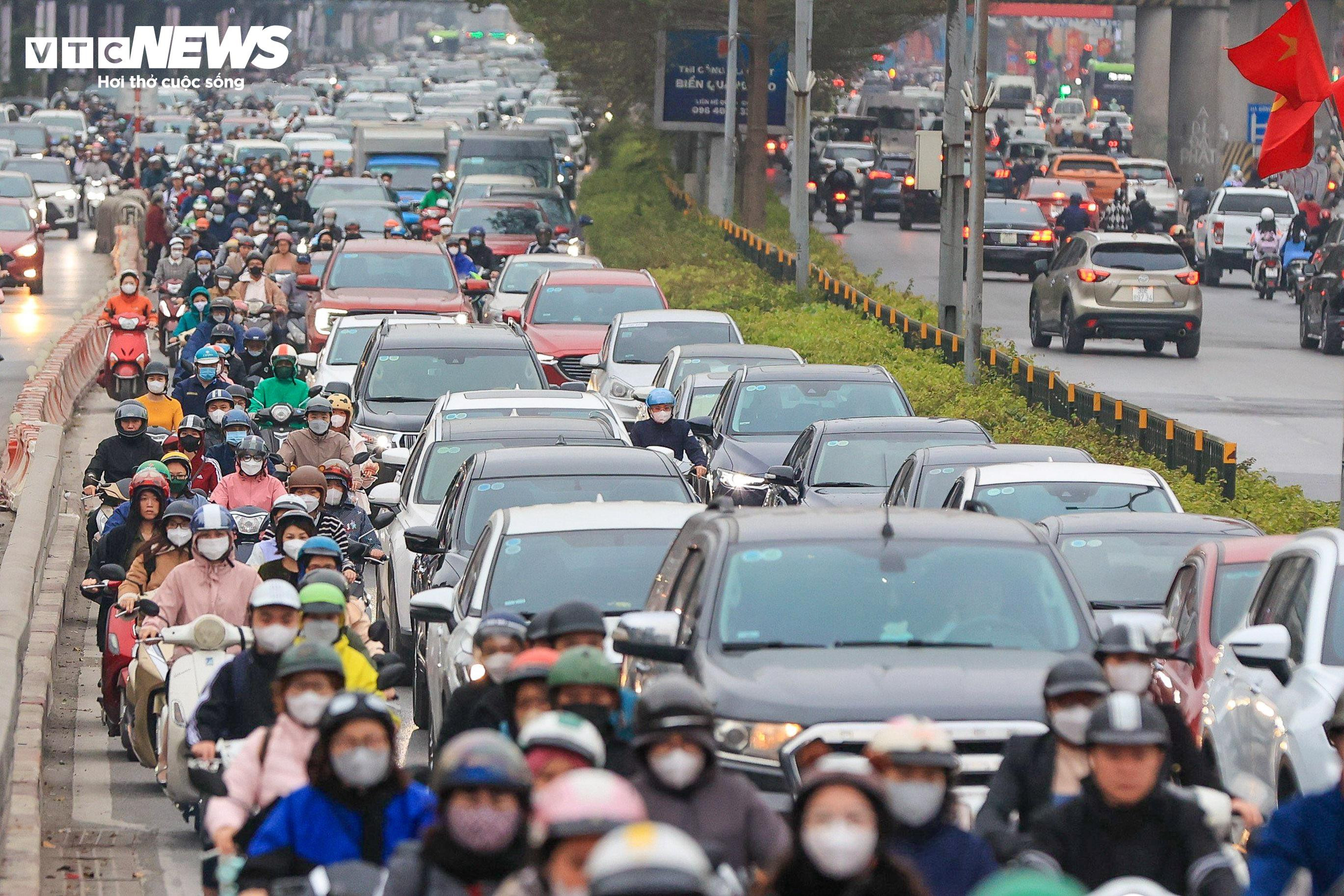 Dòng xe cộ ken đặc phố phường Hà Nội ngày đầu đi làm sau kỳ nghỉ Tết - 4