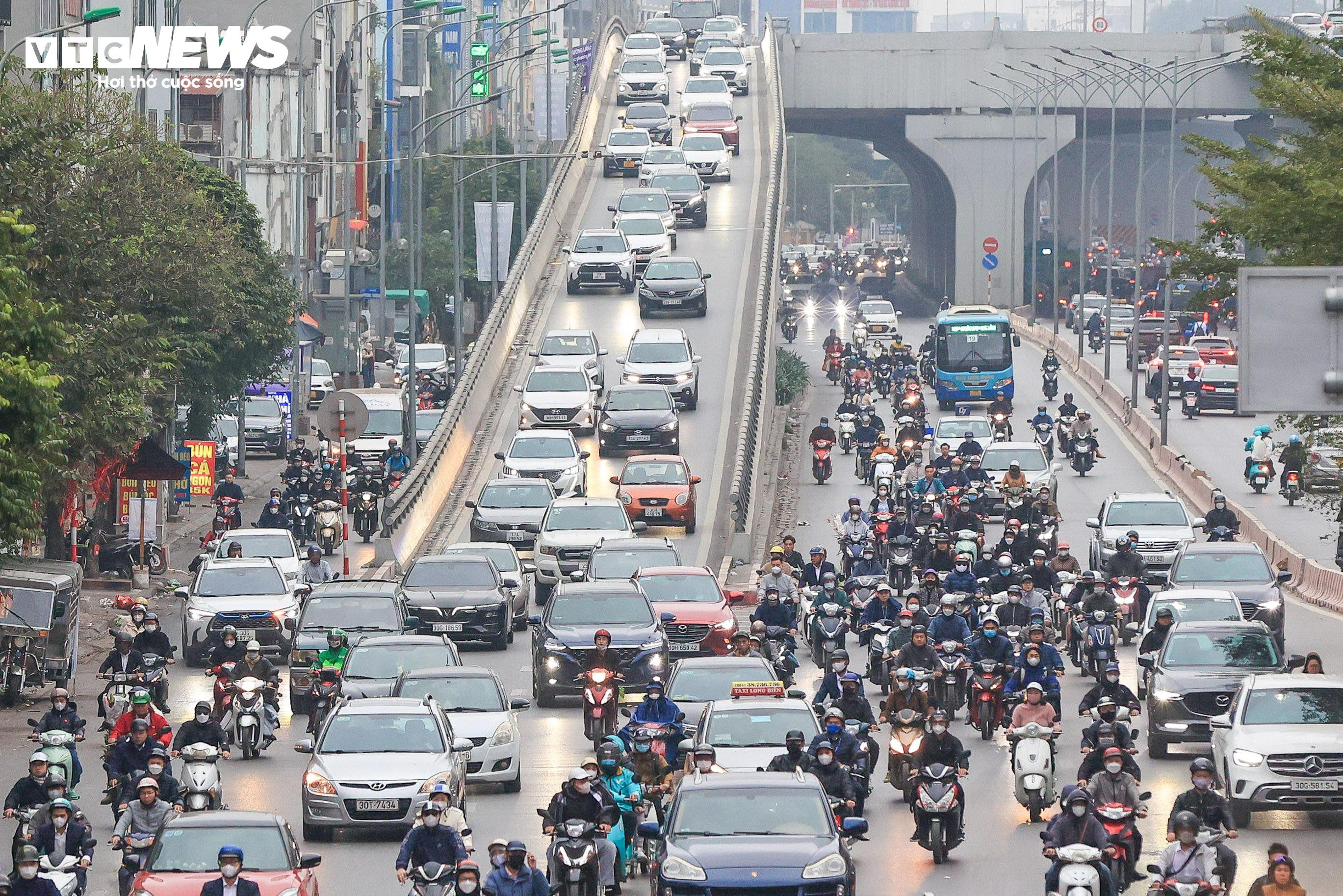Dòng xe cộ ken đặc phố phường Hà Nội ngày đầu đi làm sau kỳ nghỉ Tết - 7