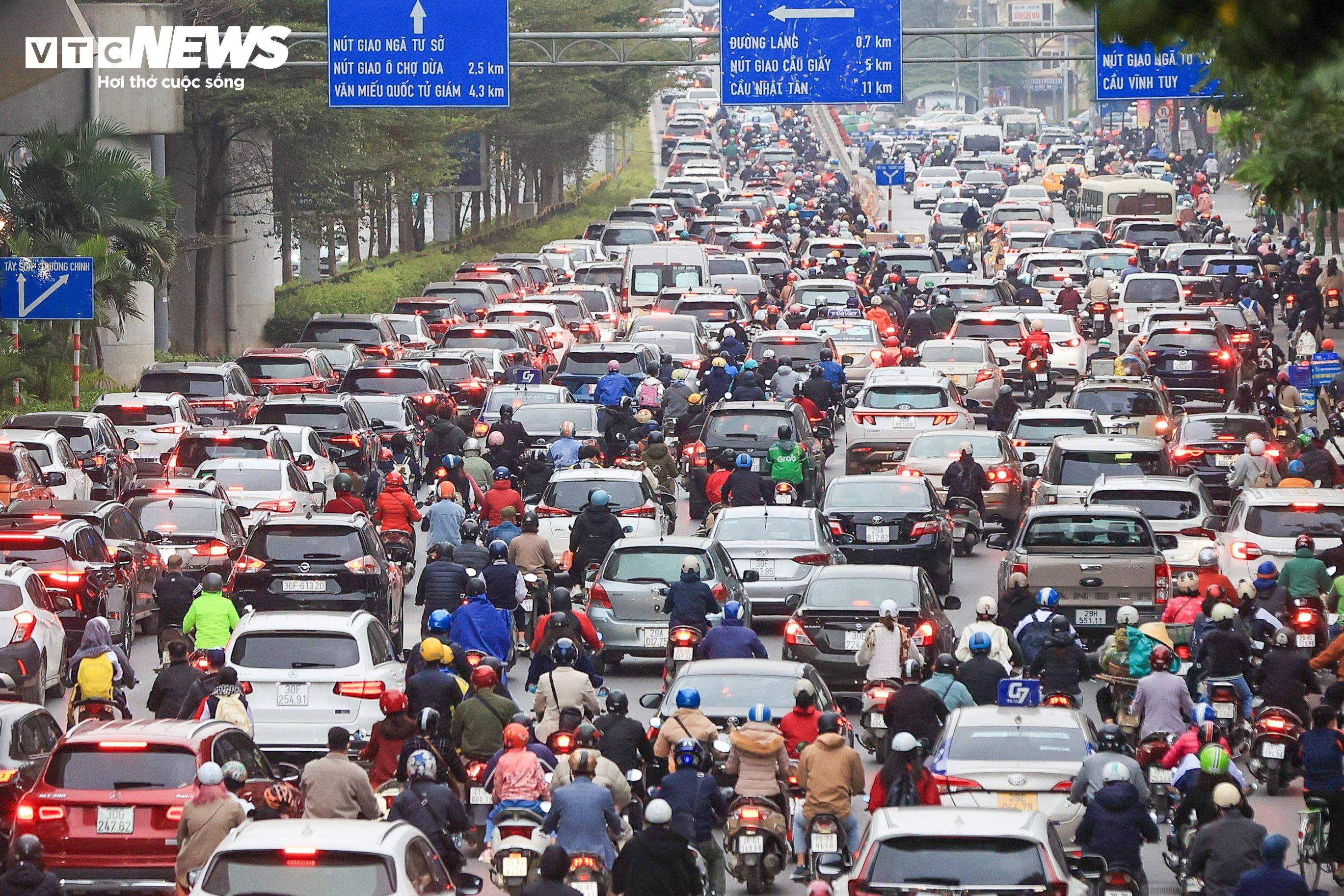 Dòng xe cộ ken đặc phố phường Hà Nội ngày đầu đi làm sau kỳ nghỉ Tết - 1