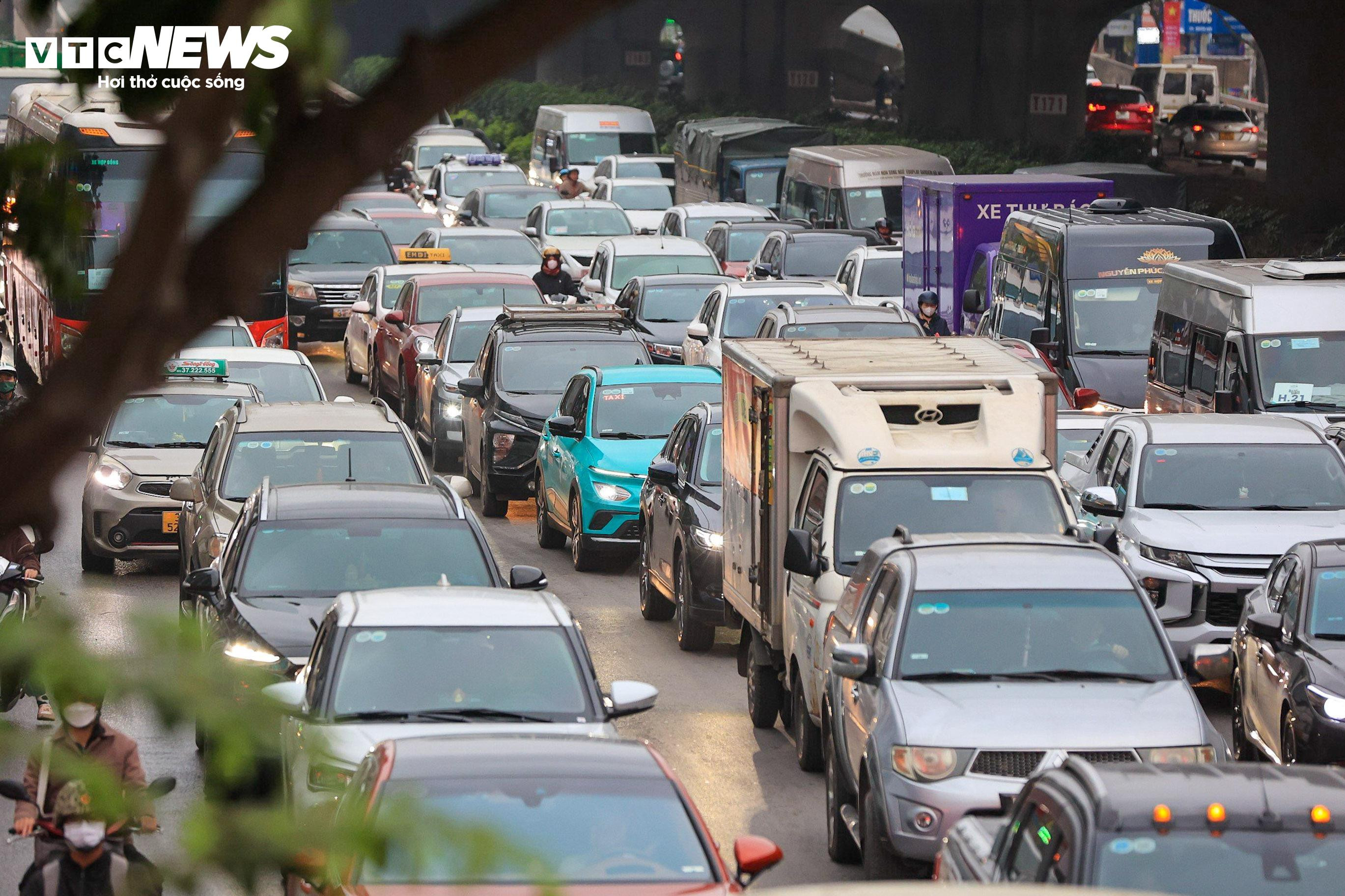 Dòng xe cộ ken đặc phố phường Hà Nội ngày đầu đi làm sau kỳ nghỉ Tết - 8