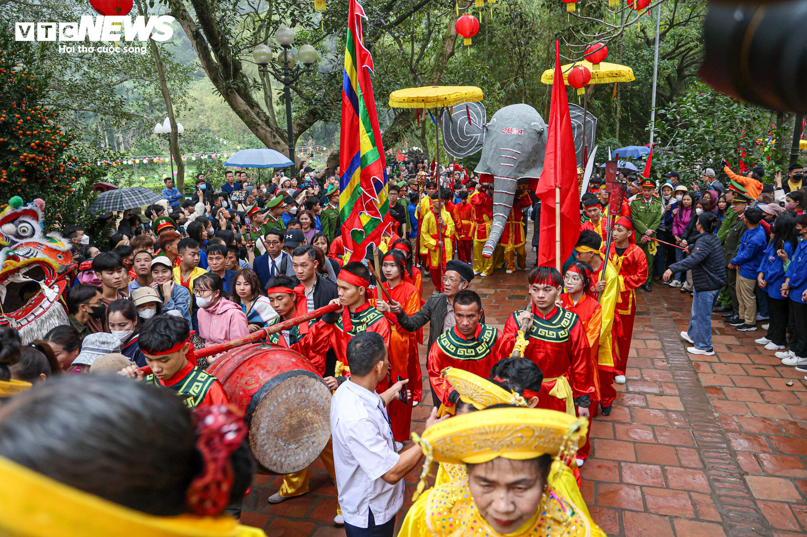 'Tướng bà' 10 tuổi được bảo vệ nghiêm ngặt tại lễ khai hội đền Gióng - 2