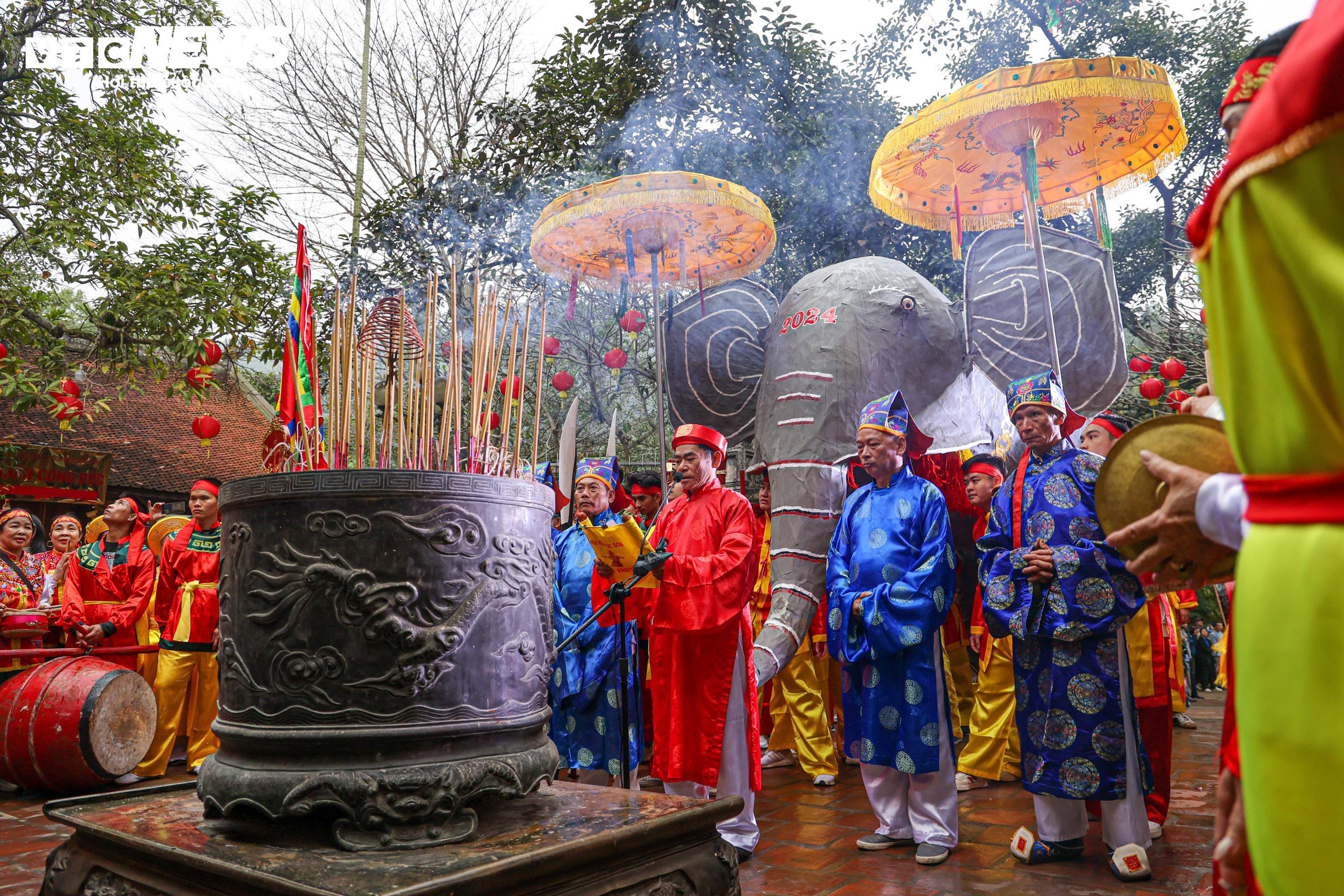 'Tướng bà' 10 tuổi được bảo vệ nghiêm ngặt tại lễ khai hội đền Gióng - 6