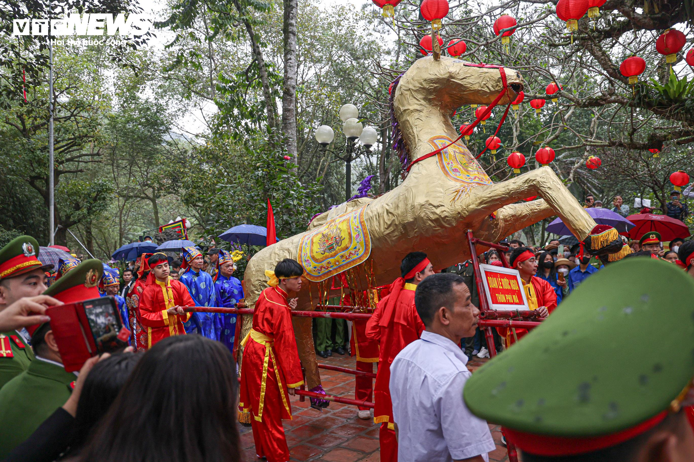 'Tướng bà' 10 tuổi được bảo vệ nghiêm ngặt tại lễ khai hội đền Gióng - 3