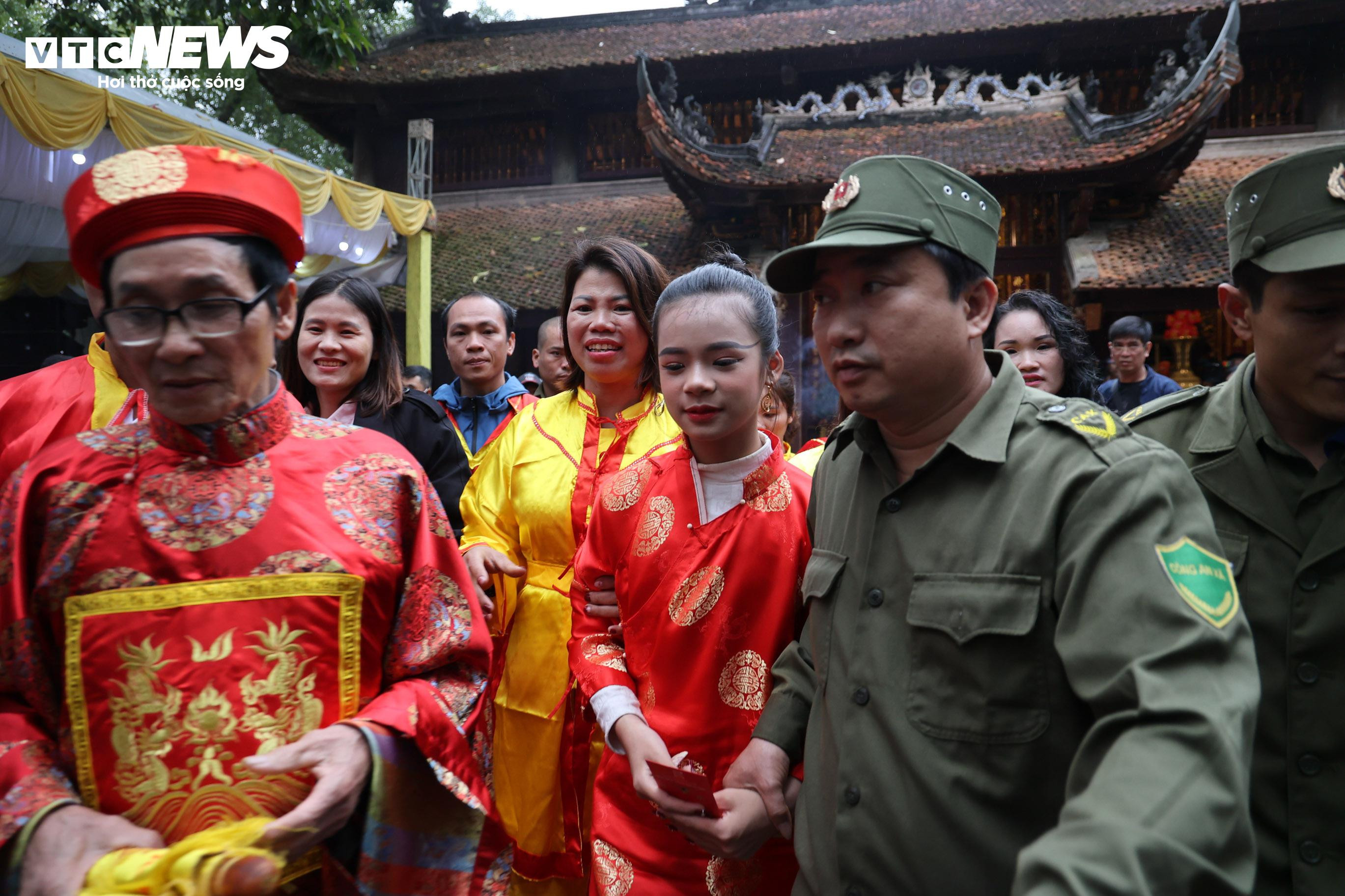'Tướng bà' 10 tuổi được bảo vệ nghiêm ngặt tại lễ khai hội đền Gióng - 12
