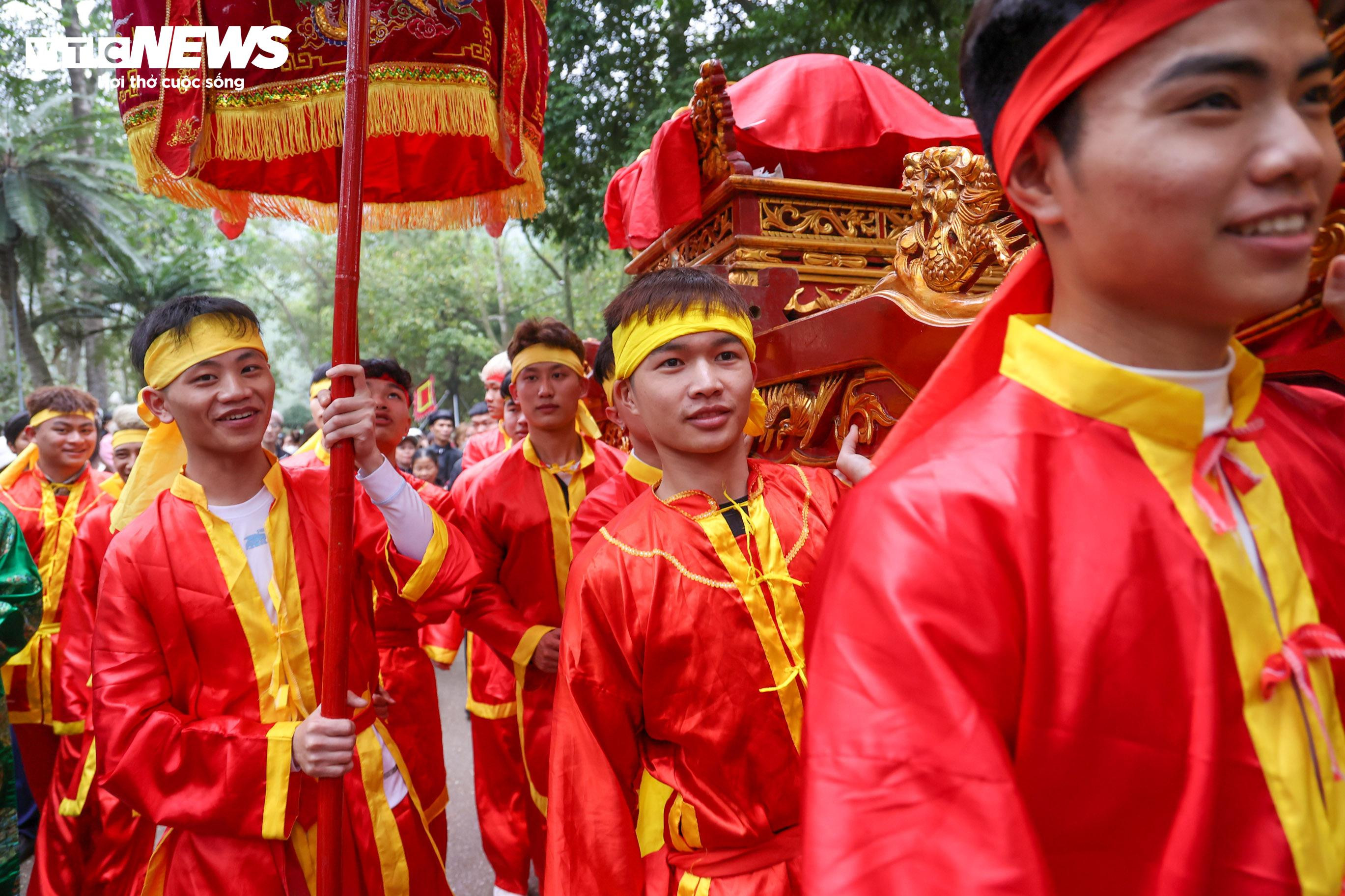 'Tướng bà' 10 tuổi được bảo vệ nghiêm ngặt tại lễ khai hội đền Gióng - 5