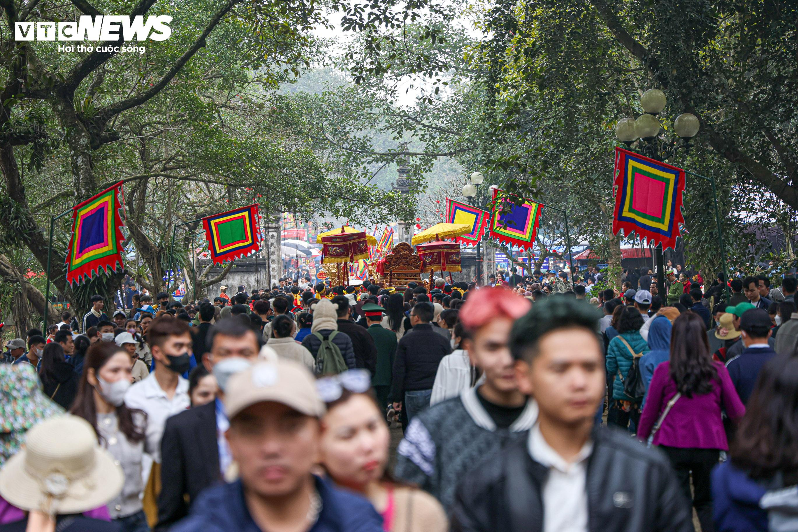 'Tướng bà' 10 tuổi được bảo vệ nghiêm ngặt tại lễ khai hội đền Gióng - 17