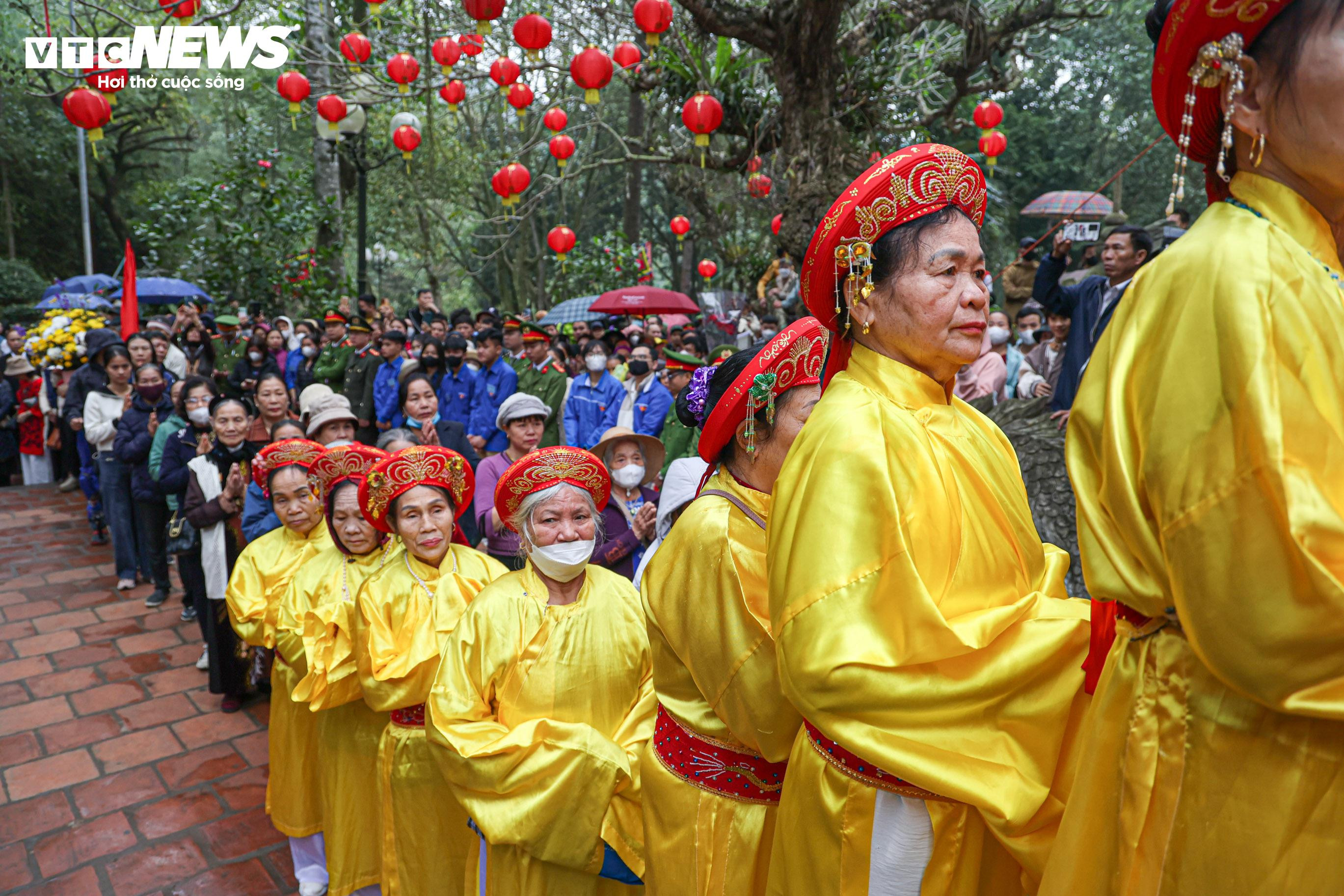 'Tướng bà' 10 tuổi được bảo vệ nghiêm ngặt tại lễ khai hội đền Gióng - 4