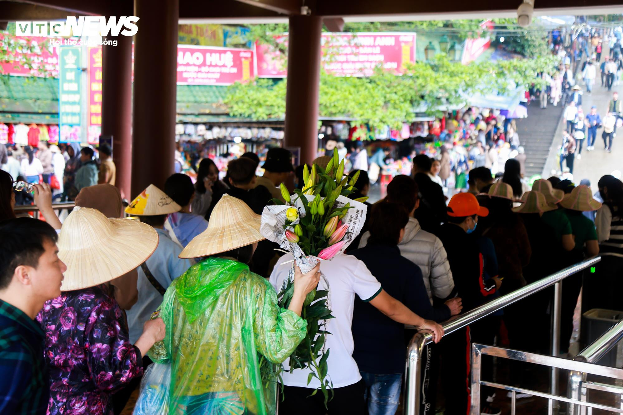 Biển người trẩy hội chùa Hương trong ngày đầu khai hội - 9