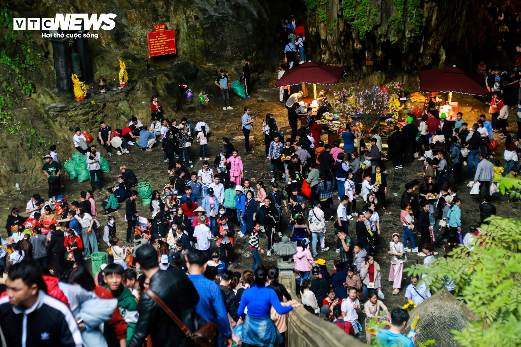 Biển người trẩy hội chùa Hương trong ngày đầu khai hội - 13