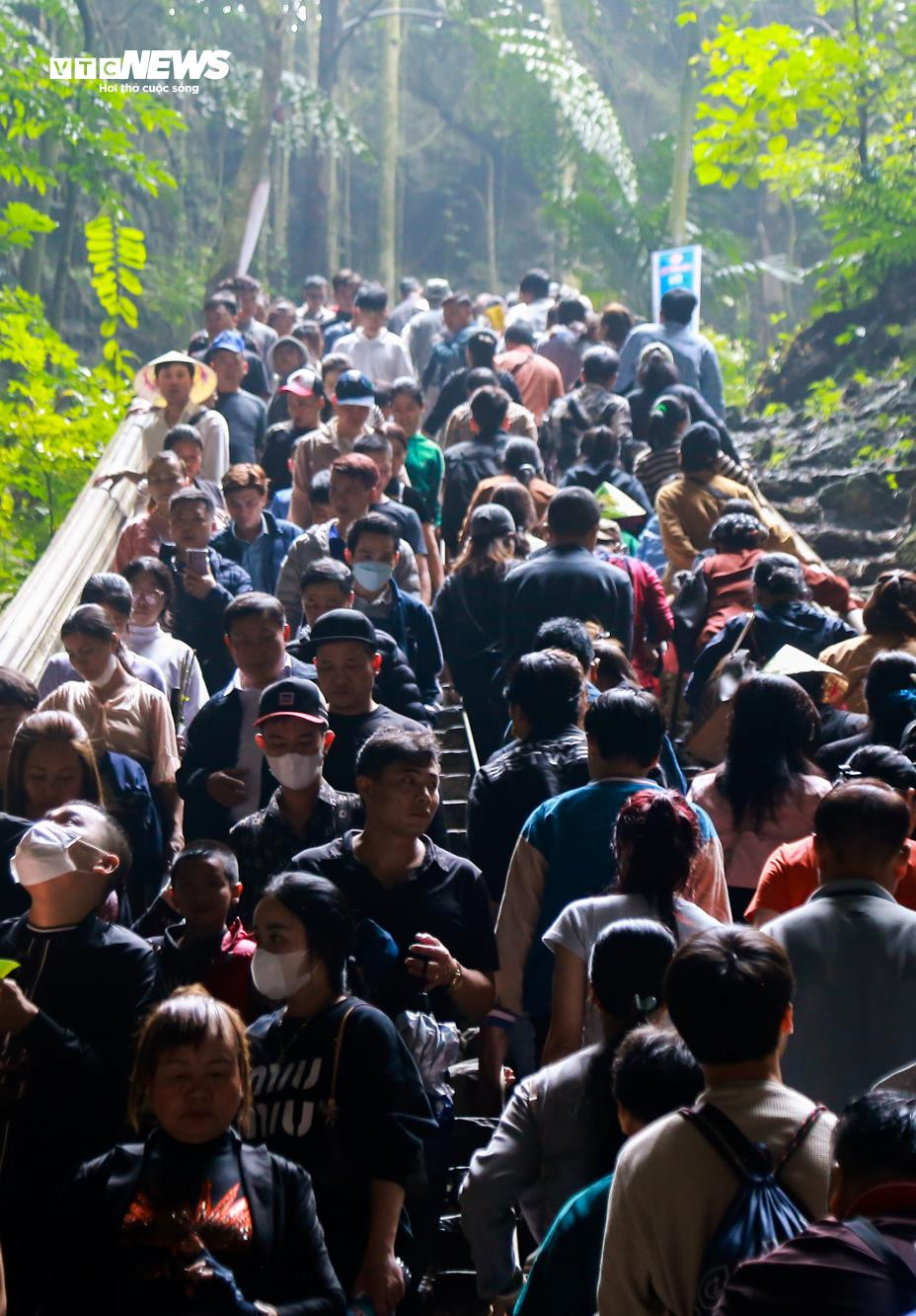 Biển người trẩy hội chùa Hương trong ngày đầu khai hội - 12