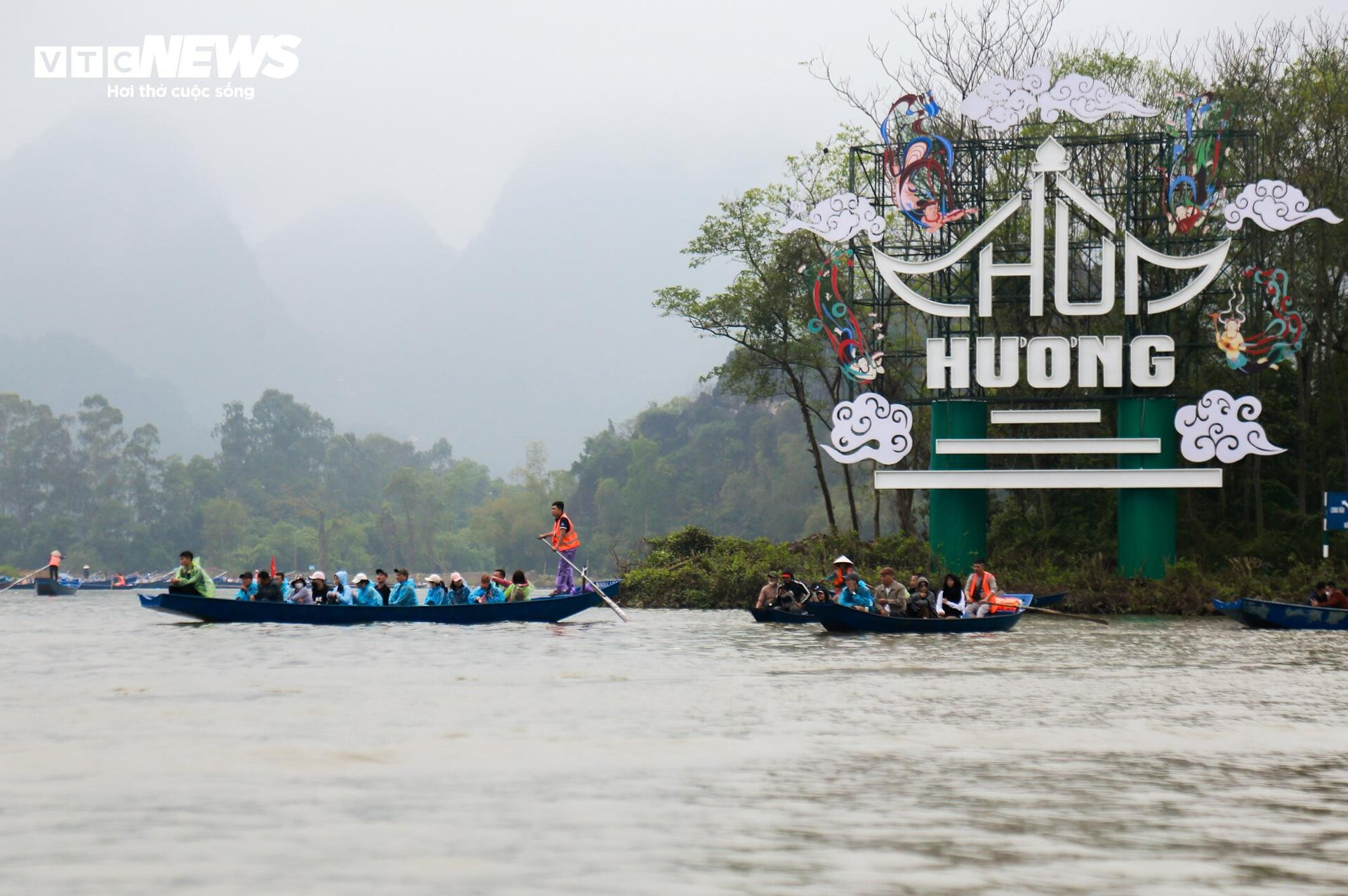 Biển người trẩy hội chùa Hương trong ngày đầu khai hội - 4