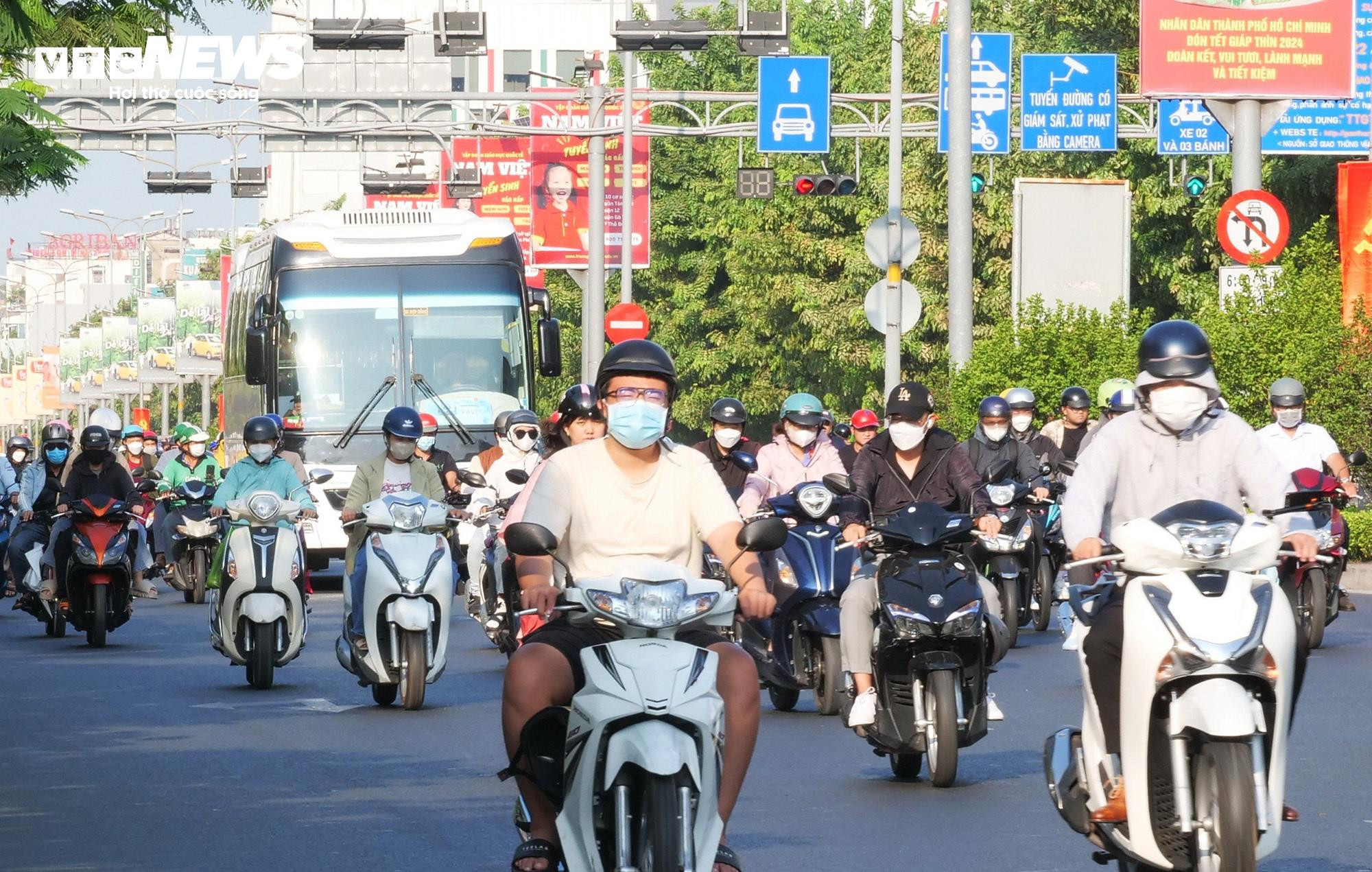 Đường phố TP.HCM thông thoáng trong ngày làm việc đầu năm - 13