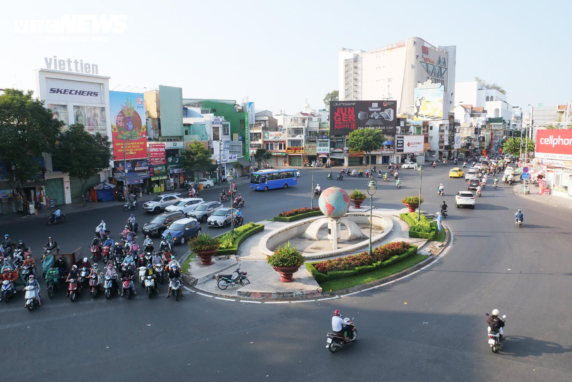 Đường phố TP.HCM thông thoáng trong ngày làm việc đầu năm - 12