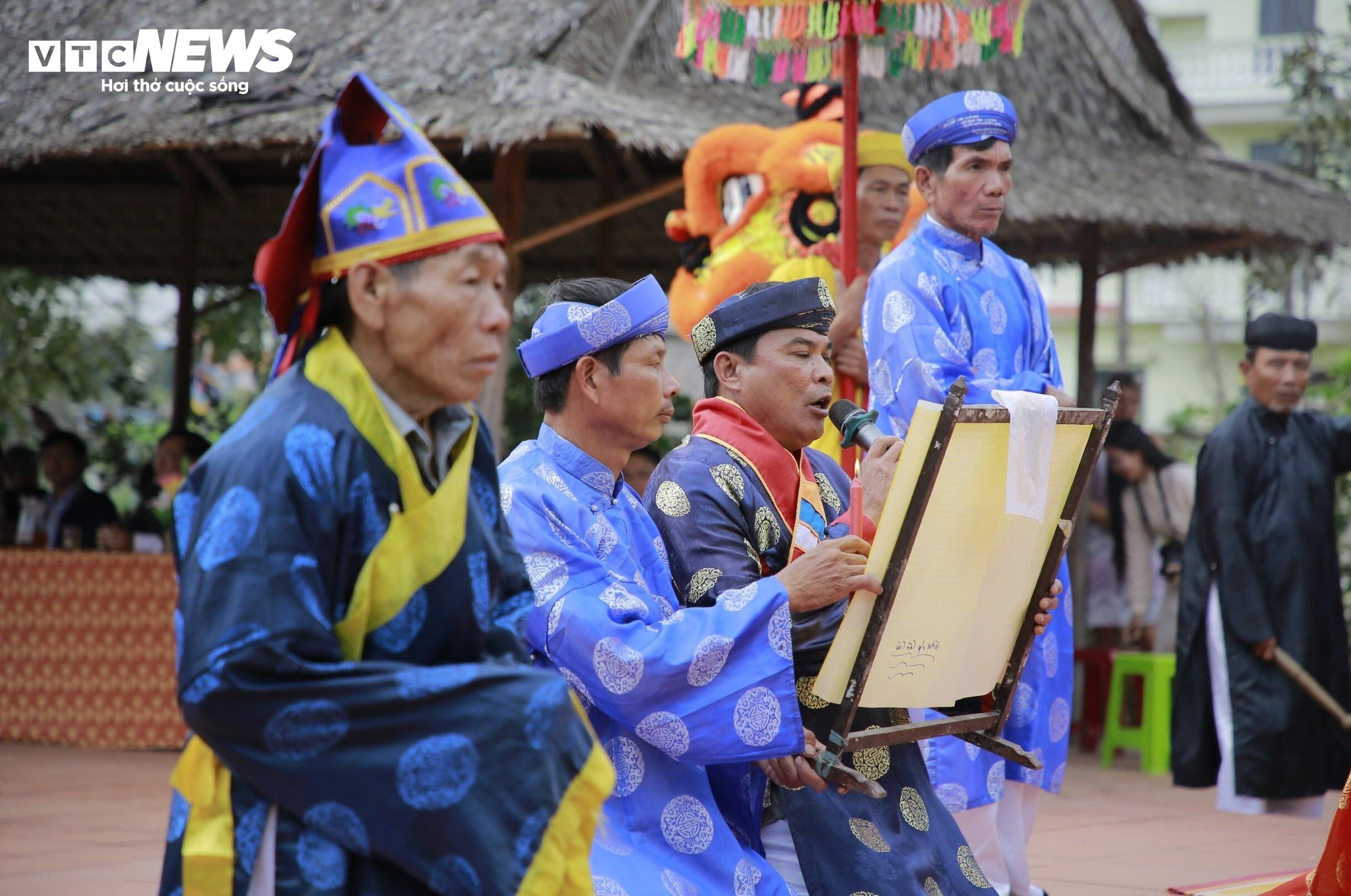 Du khách nước ngoài thích thú vọc đất, trồng rau cùng nông dân xứ Quảng - 2